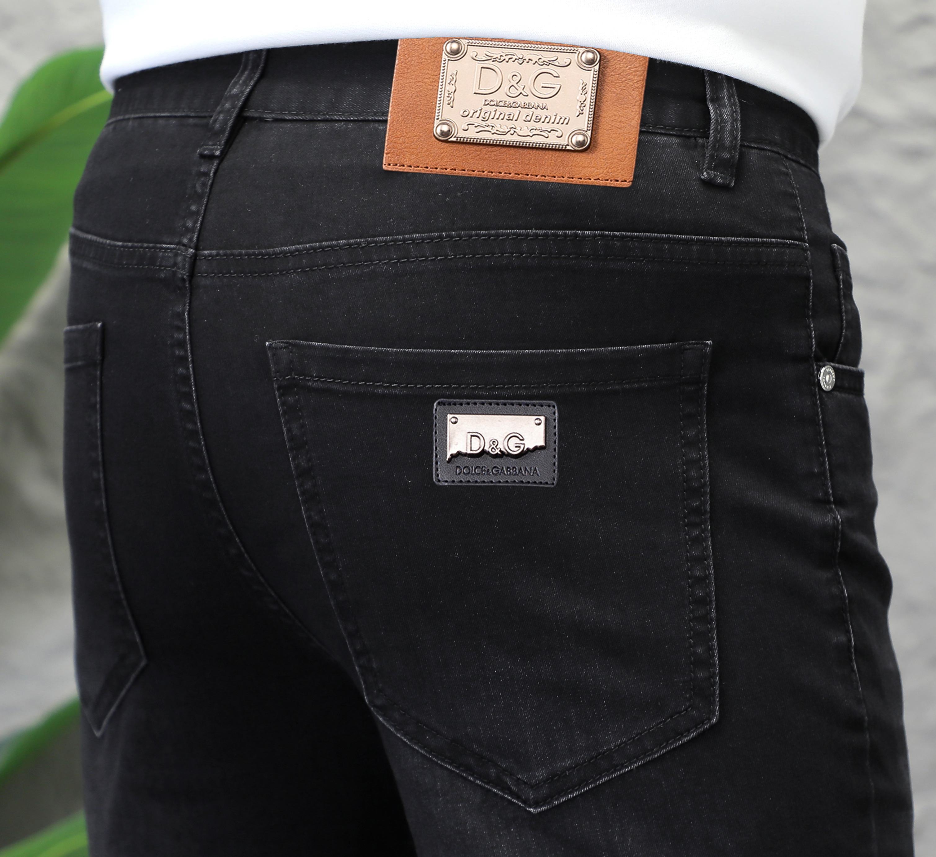 NO:517757,DG 2025 spring and summer men's original single casual jeans, heavy recommendation!  Quality 'Niu Beer' This model uses original exclusive fabric!  The craftsmanship is top-notch, and the design of Eagle Head logo hardware decoration!  The three-dimensional sense is extremely stunning and stunning. The pattern is presented by the iconic brand pattern. It has a very distinctive and high-end and fashionable look, which strongly demonstrates the identity!  In addition, it has a lot of cotton feel, both comfort and breathability, extremely delicate touch, and excellent skin-friendly!  The details are perfect, with all kinds of exquisite and exquisite, with a strong sense of styling, full of upper body styles, and belongs to the unique type on the market!  Size 29-38, jeans,alexander wang19860909DG 2025春夏男士原单休闲牛仔裤,重磅推荐！品质“牛啤” 此款所运用原版专属面料！还是工艺都堪称顶尖,设计鹰头logo五金修饰！立体感极强,视觉极其惊艳震撼,图案由标志性的品牌图案呈现,辨识度非常鲜明且高级时髦,有力彰显身份！此外棉感十足,舒适性与透气性兼备,触感极为细腻,亲肤性绝佳！细节完美如斯,各种精湛考究 造型感极强,上身型款十足,属于市面独一无二的类型！尺码29-38,,jeans,alexander wang,Men's clothing