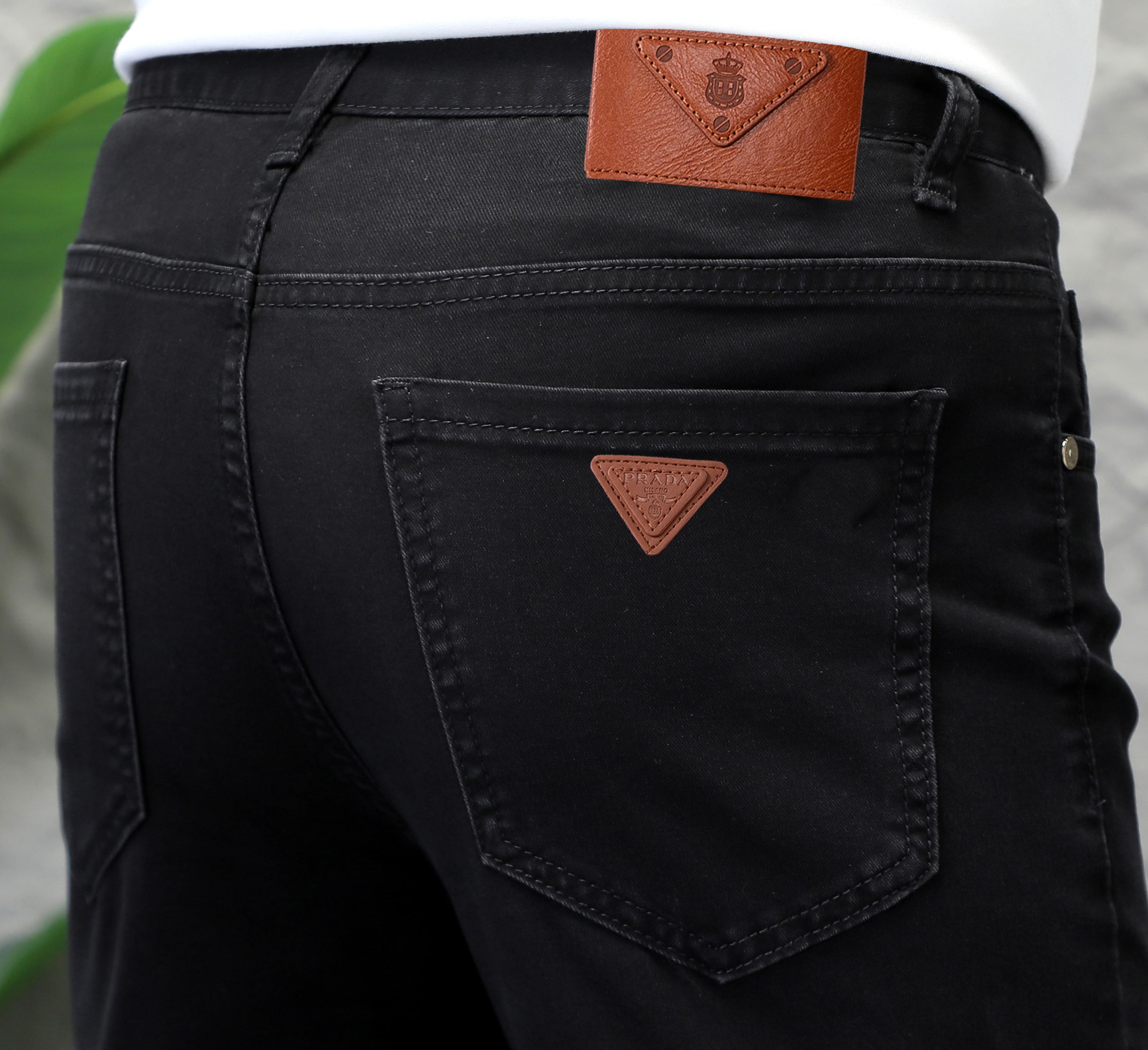 NO:517759,Prada 2025 spring and summer men's original single casual jeans, heavy recommendation!  Quality 'Niu Beer' This model uses original exclusive fabric!  The craftsmanship is top-notch, and the design of Eagle Head logo hardware decoration!  The three-dimensional sense is extremely stunning and stunning. The pattern is presented by the iconic brand pattern. It has a very distinctive and high-end and fashionable look, which strongly demonstrates the identity!  In addition, it has a lot of cotton feel, both comfort and breathability, extremely delicate touch, and excellent skin-friendly!  The details are perfect, with all kinds of exquisite and exquisite, with a strong sense of styling, full of upper body styles, and belongs to the unique type on the market!  Size 29-38, prada, jeans, alexander wang19860909普拉达 2025春夏男士原单休闲牛仔裤,重磅推荐！品质“牛啤” 此款所运用原版专属面料！还是工艺都堪称顶尖,设计鹰头logo五金修饰！立体感极强,视觉极其惊艳震撼,图案由标志性的品牌图案呈现,辨识度非常鲜明且高级时髦,有力彰显身份！此外棉感十足,舒适性与透气性兼备,触感极为细腻,亲肤性绝佳！细节完美如斯,各种精湛考究 造型感极强,上身型款十足,属于市面独一无二的类型！尺码29-38,,prada,jeans,alexander wang,Men's clothing