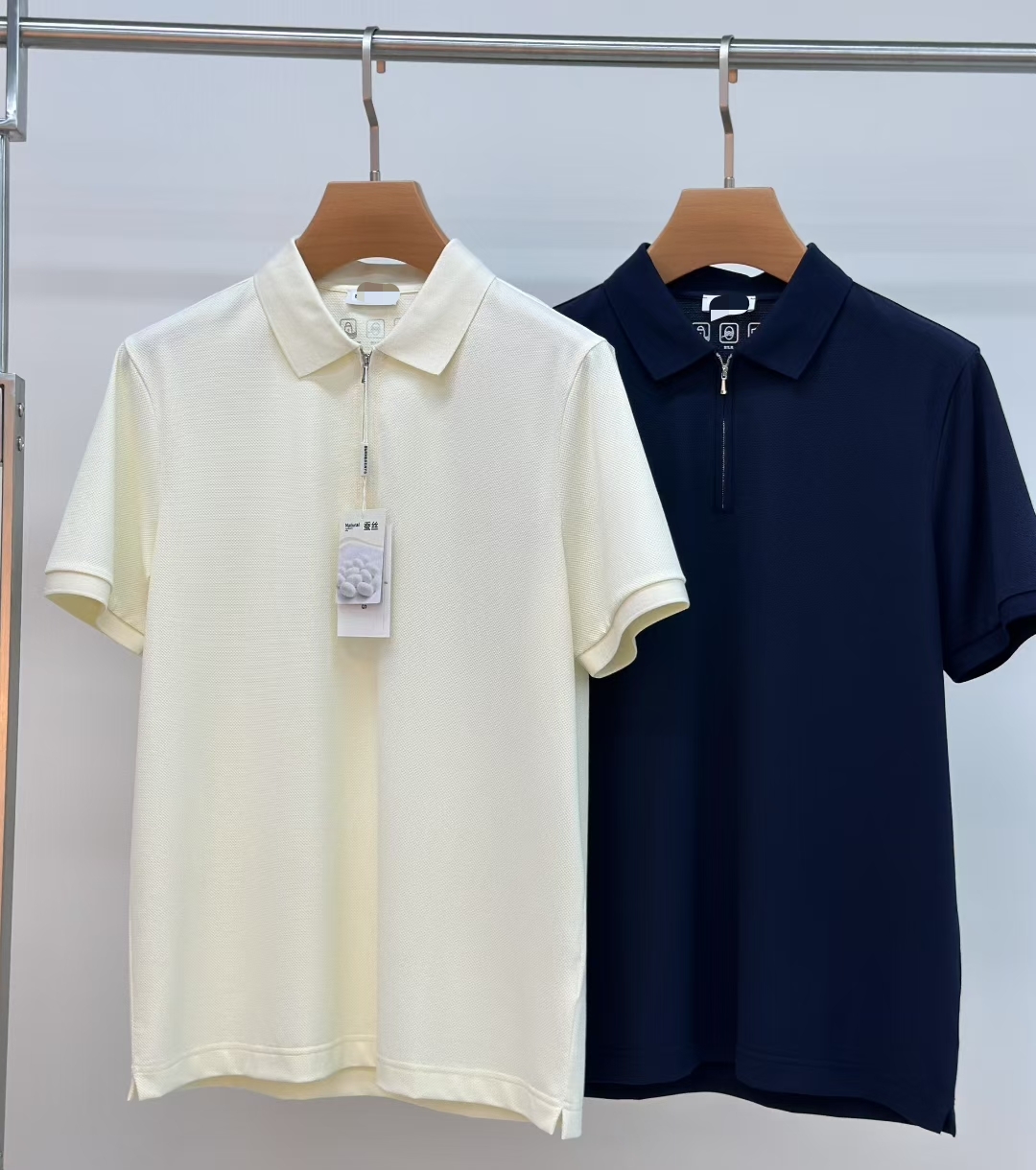 NO:648371,LP 2025ss summer new letter logo men’s lapel Polo shirt!  Classic business men's style, the ceiling-level business men's style of high-end men's clothing!  Simple and fashionable yet elegant, it looks great when worn alone, and quality control/details control can be taken away with your eyes closed. It is low-key, luxurious and connotative!  The custom-woven mesh pique cotton fabric supplied by the customer is carefully made. The mesh texture is evenly arranged on the surface of the fabric. It has excellent breathability and heat dissipation and perspiration. The upper body comfort is completely better than ordinary single-sided jersey tissue!  The classic brand LOGO on the chest is made with top-notch craftsmanship. The LOGO is three-dimensional, clear and full, and has extraordinary texture. Whether it is worn as an inner layer or worn alone, it is a classic product!  The exquisite tailoring process, every detail is handled very standard and delicately, which cannot be compared with other low-end products on the market. It is a must-have basic and versatile Polo shirt for men!  Various colors, sizes M-3XL, loro piana, alexander wang19860909LP 2025ss夏季新款字母logo男士翻领Polo衫！经典商务男款,高端男装的天花板级别的商务男款！简约时尚大气不失优雅,单穿内搭体面过人,品质控/细节控的闭眼带走,低调又奢华有内涵！ 客供定织网眼珠地棉布精心制成,面料表面排列均匀整齐的网眼纹理,透气性和散热排汗性极佳,上身舒适程度完全优于普通单面汗布组织！胸前经典的品牌LOGO标识,采用顶级工艺打造,LOGO立体清晰饱满,质感非凡的特质,无论是内搭还是单穿都是一款经典领域的产品！精妙绝伦的裁剪工艺,每一个细节处理的非常标准细腻,非市面一般LOW货可以媲美的,男士必入基础百搭款Polo衫推荐！ 颜色多颜色 尺码M-3XL,,loro piana,alexander wang,Men's clothing