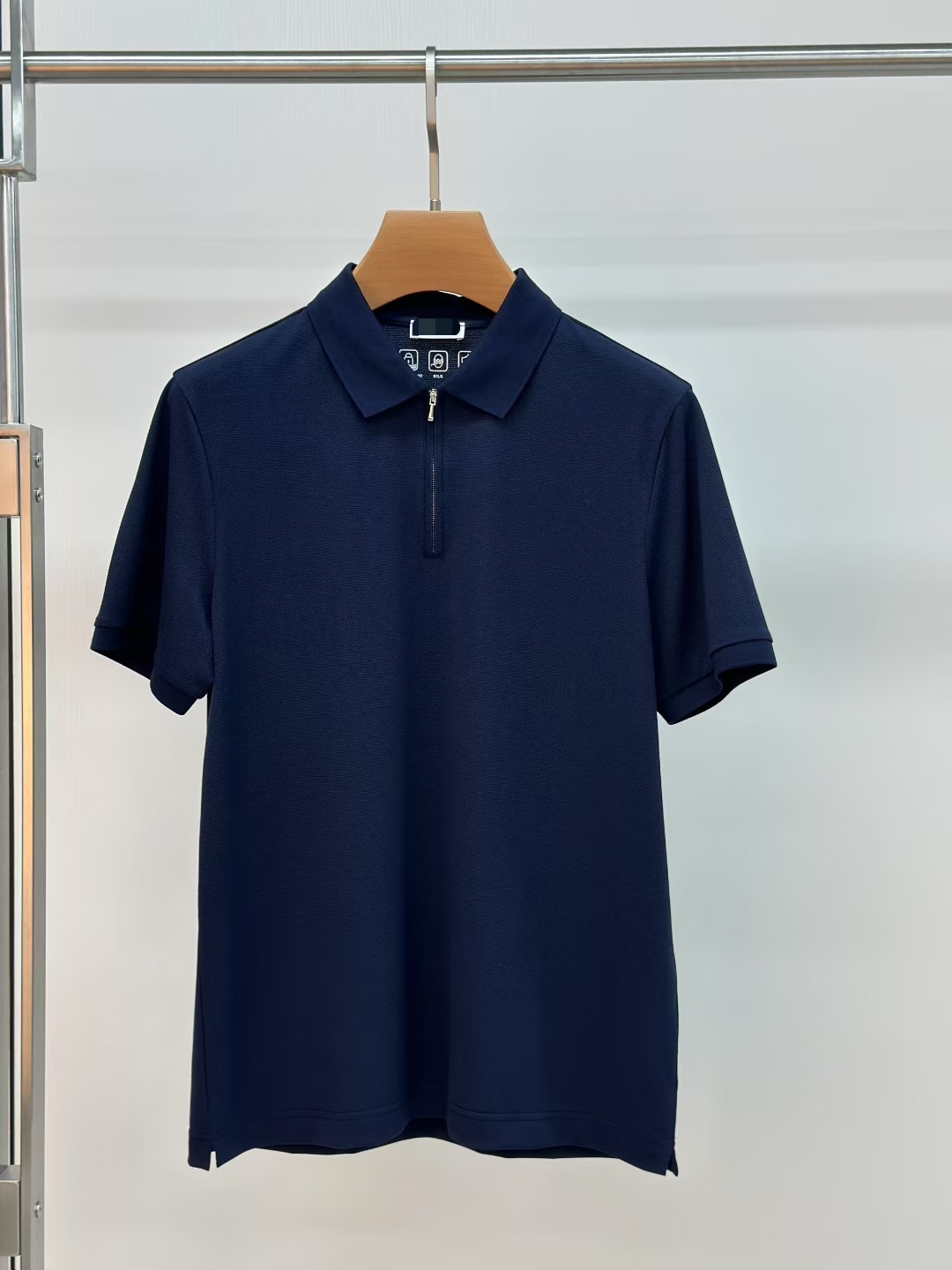 NO:517768,LP 2025ss summer new letter logo men's lapel Polo shirt!  Classic business men's style, high-end men's style at the ceiling level of business men's style!  Simple, fashionable and elegant, single-wearing inner wear is decent, quality control/detail control takes away, low-key, luxurious and connotative!  Customer-supplied fixed mesh flooring cotton cloth is carefully made, the surface of the fabric is evenly arranged and neatly arranged, with excellent breathability and heat dissipation and sweat resistance, and the comfort level of the upper body is completely better than that of ordinary single-sided sweat cloth tissue!  The classic brand LOGO logo on the chest is created with top-level craftsmanship. The LOGO has three-dimensional, clear and full texture, and is an extraordinary product in the classic field whether it is inner wear or single wear!  The exquisite cutting process, the processing of every detail is very standard and delicate, and it is comparable to that of ordinary LOW products on the market. Men must enter the basic versatile Polo shirts!  Multi-color Size M-3XL, loro piana, alexander wang19860909LP 2025ss夏季新款字母logo男士翻领Polo衫！经典商务男款,高端男装的天花板级别的商务男款！简约时尚大气不失优雅,单穿内搭体面过人,品质控/细节控的闭眼带走,低调又奢华有内涵！ 客供定织网眼珠地棉布精心制成,面料表面排列均匀整齐的网眼纹理,透气性和散热排汗性极佳,上身舒适程度完全优于普通单面汗布组织！胸前经典的品牌LOGO标识,采用顶级工艺打造,LOGO立体清晰饱满,质感非凡的特质,无论是内搭还是单穿都是一款经典领域的产品！精妙绝伦的裁剪工艺,每一个细节处理的非常标准细腻,非市面一般LOW货可以媲美的,男士必入基础百搭款Polo衫推荐！ 颜色多颜色 尺码M-3XL,,loro piana,alexander wang,Men's clothing