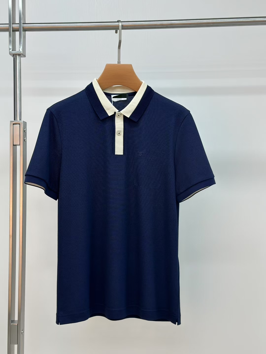 NO:517769,Selin 2025ss summer new letter logo men's lapel Polo shirt!  Classic business men's style, high-end men's style at the ceiling level of business men's style!  Simple, fashionable and elegant, single-wearing inner wear is decent, quality control/detail control takes away, low-key, luxurious and connotative!  Customer-supplied fixed mesh flooring cotton cloth is carefully made, the surface of the fabric is evenly arranged and neatly arranged, with excellent breathability and heat dissipation and sweat resistance, and the comfort level of the upper body is completely better than that of ordinary single-sided sweat cloth tissue!  The classic brand LOGO logo on the chest is created with top-level craftsmanship. The LOGO has three-dimensional, clear and full texture, and is an extraordinary product in the classic field whether it is inner wear or single wear!  The exquisite cutting process, the processing of every detail is very standard and delicate, and it is comparable to that of ordinary LOW products on the market. Men must enter the basic versatile Polo shirts!  Multi-color Size M-3XL, celine, alexander wang19860909赛琳 2025ss夏季新款字母logo男士翻领Polo衫！经典商务男款,高端男装的天花板级别的商务男款！简约时尚大气不失优雅,单穿内搭体面过人,品质控/细节控的闭眼带走,低调又奢华有内涵！ 客供定织网眼珠地棉布精心制成,面料表面排列均匀整齐的网眼纹理,透气性和散热排汗性极佳,上身舒适程度完全优于普通单面汗布组织！胸前经典的品牌LOGO标识,采用顶级工艺打造,LOGO立体清晰饱满,质感非凡的特质,无论是内搭还是单穿都是一款经典领域的产品！精妙绝伦的裁剪工艺,每一个细节处理的非常标准细腻,非市面一般LOW货可以媲美的,男士必入基础百搭款Polo衫推荐！ 颜色多颜色 尺码M-3XL,,celine,alexander wang,Men's clothing