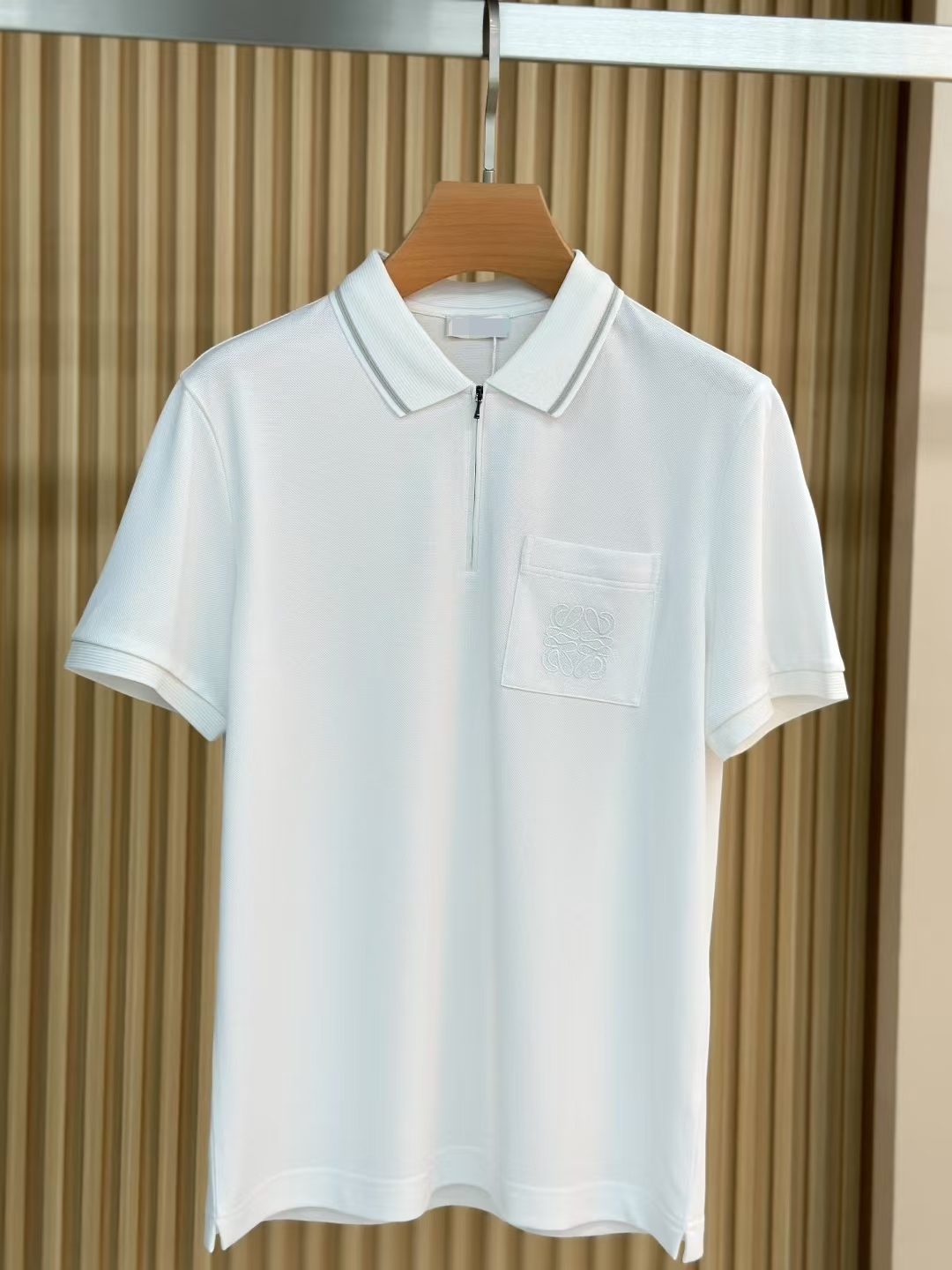 NO:517770,Luo Yiwei 2025ss summer new letter logo men's lapel Polo shirt!  Classic business men's style, high-end men's style at the ceiling level of business men's style!  Simple, fashionable and elegant, single-wearing inner wear is decent, quality control/detail control takes away, low-key, luxurious and connotative!  Customer-supplied fixed mesh flooring cotton cloth is carefully made, the surface of the fabric is evenly arranged and neatly arranged, with excellent breathability and heat dissipation and sweat resistance, and the comfort level of the upper body is completely better than that of ordinary single-sided sweat cloth tissue!  The classic brand LOGO logo on the chest is created with top-level craftsmanship. The LOGO has three-dimensional, clear and full texture, and is an extraordinary product in the classic field whether it is inner wear or single wear!  The exquisite cutting process, the processing of every detail is very standard and delicate, and it is comparable to that of ordinary LOW products on the market. Men must enter the basic versatile Polo shirts!  Multi-color Size M-3XL, loewe, alexander wang19860909罗意威 2025ss夏季新款字母logo男士翻领Polo衫！经典商务男款,高端男装的天花板级别的商务男款！简约时尚大气不失优雅,单穿内搭体面过人,品质控/细节控的闭眼带走,低调又奢华有内涵！ 客供定织网眼珠地棉布精心制成,面料表面排列均匀整齐的网眼纹理,透气性和散热排汗性极佳,上身舒适程度完全优于普通单面汗布组织！胸前经典的品牌LOGO标识,采用顶级工艺打造,LOGO立体清晰饱满,质感非凡的特质,无论是内搭还是单穿都是一款经典领域的产品！精妙绝伦的裁剪工艺,每一个细节处理的非常标准细腻,非市面一般LOW货可以媲美的,男士必入基础百搭款Polo衫推荐！ 颜色多颜色 尺码M-3XL,,loewe,alexander wang,Men's clothing