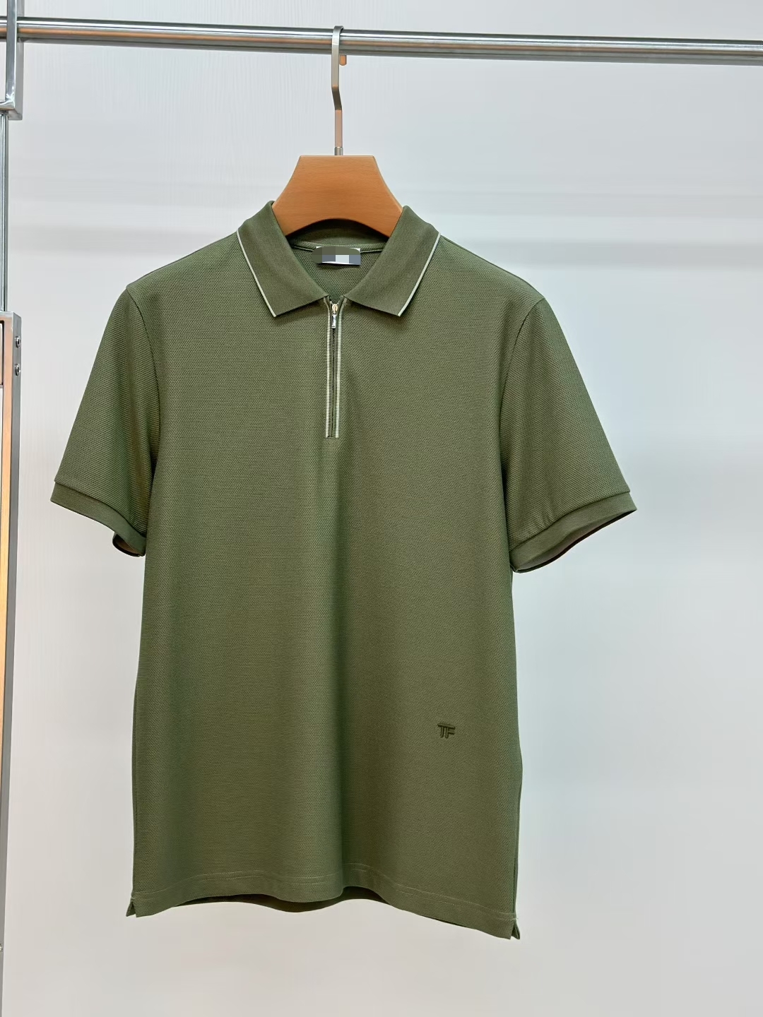 NO:515676,High-quality TF 2025 spring and summer counter latest top-grade mulberry silk short-sleeved polo shirt lapel T-shirt high-end customization and avant-garde design!  Heavy craft design, high-end customized fabric, soft feel, comfortable to wear, exquisite counter-level car line, fine workmanship, invincible and handsome upper body effect!  A must-have item for handsome men!  Number of code M-3XL (178 140 catties wear L slim fit maximum wear 190 catties),,tom ford,T-shirt,tees,t-shirt,alexander wang19860909高品质 TF 2025春夏专柜最新款顶级桑蚕丝短袖polo衫翻领T恤 高端订制 设计前卫！重工艺设计 高端订制面料.手感柔软.穿着舒适.专柜级别精致车线.做工精细.上身效果无敌帅气！型男必备单品！码数M-3XL（178 140斤穿L修身 最大穿190斤）,,tom ford,T-shirt,tees，t-shirt,alexander wang,Men's clothing