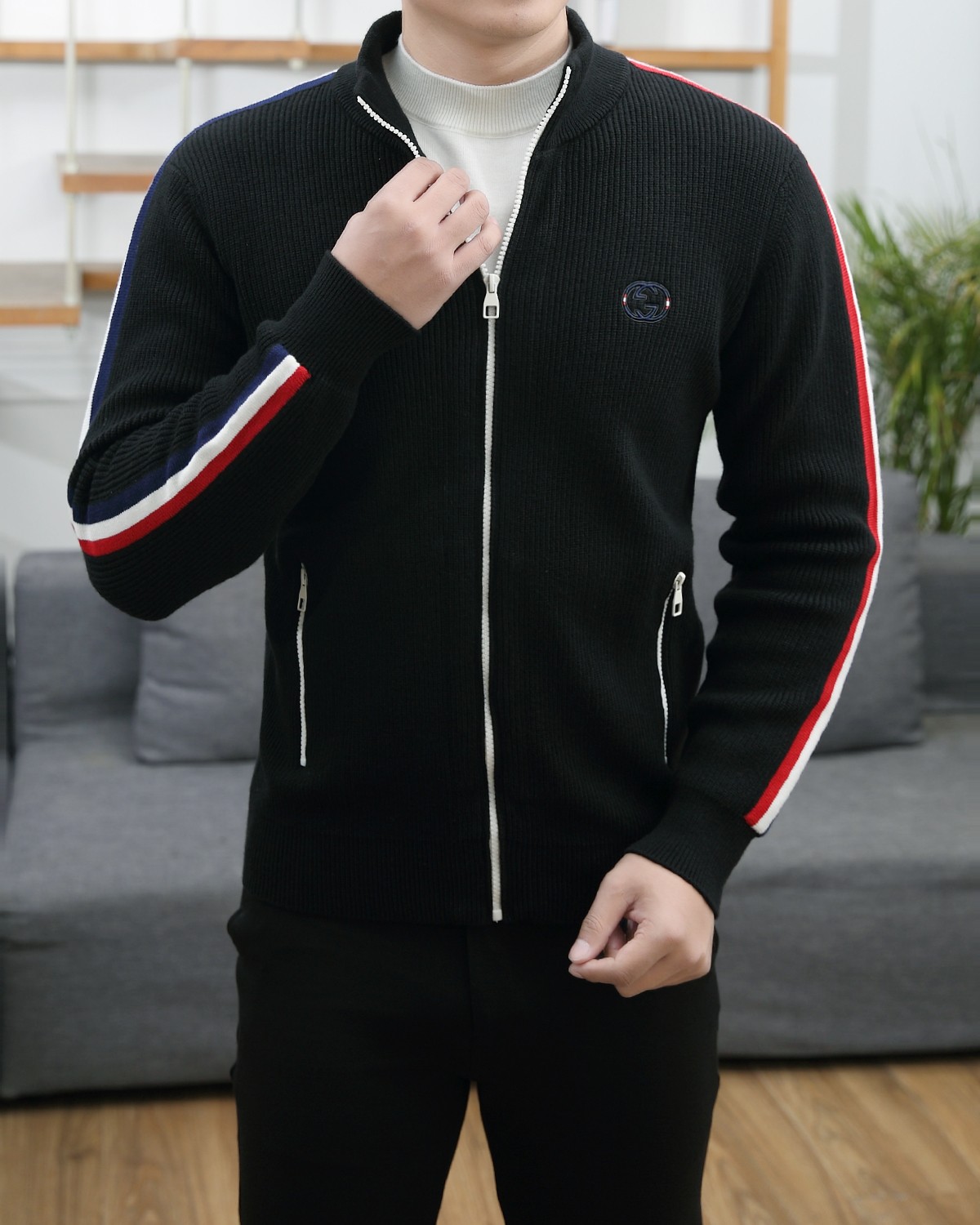 NO:513550,100% wool Gucci Gucci 2025 autumn and winter new knitted wool zipper cardigan, the latest model is exclusively available on the entire network!  !  ~ It is classic and fashionable and versatile, who doesn’t like it? It will show the classic again. It is very pleasing to the eye and comes with a low luxury halo and recognition!  Gucci's traditional brand concept and modern advanced technology are perfectly combined. Coupled with the extremely modern and modern minimalist design, G family's exclusive three-dimensional letter logo hardware design!  Customized 100% imported wool fabric!  The texture of this model is quite touching, the specifications and grades are known with tentacles. The degree of delicateness and breathability are top-notch!  Size M-3XL, gucci, gucci, gucci, alexander wang19860909百分百羊毛 古驰 Gucci2025秋冬新款针织羊毛拉链开衫,最新款全网独家首上！！~既经典有时尚百搭,谁不爱啊,将经典再次展现,非常的耐看,自带低奢光环与辨识度！Gucci传统的品牌理念和现代化的先进技术进行了完美结合.加上极其现代摩登风范的简约设计,G家专属立体字母logo五金设计！定制百分百进口羊毛面料！此款的质感相当感人 触手便知规格档次 细腻程度与透气效果堪称顶级！尺码M-3XL,,gucci,gucci,gucci,alexander wang,Men's clothing