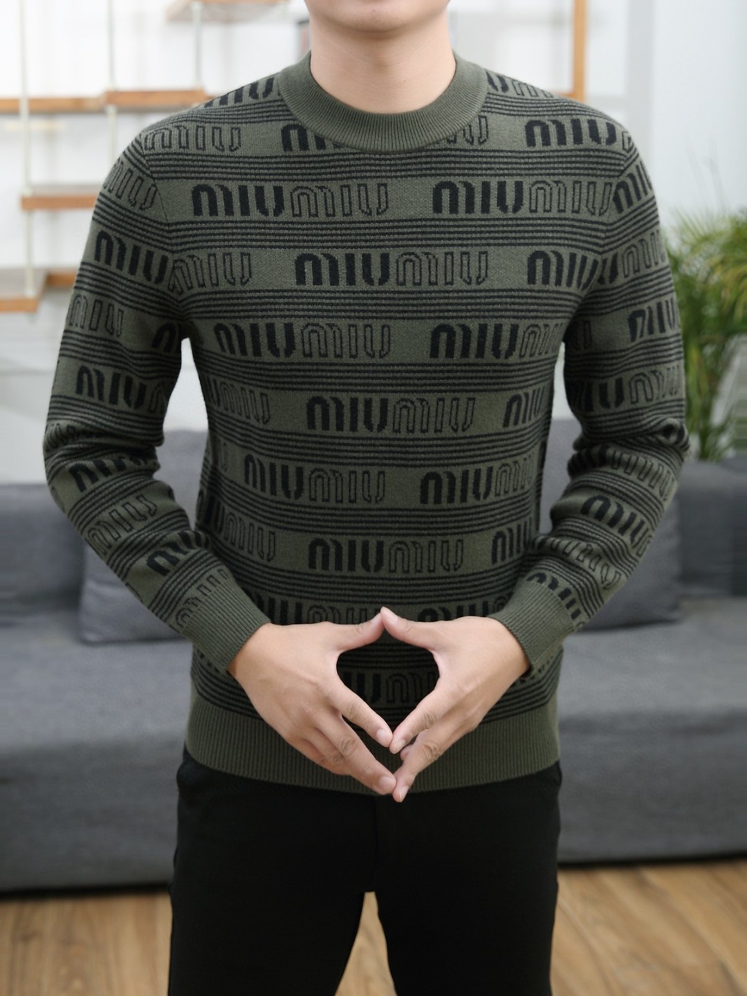 NO:513566,100% Wool Miu Miu 2025 Wool Sweater Top custom 100% Wool fabric never pills Comfortable and exquisite Sweat-absorbing and breathable The upper body is excellent, fully reflecting the temperament and taste of a man. Fashion and elegant Aristocratic background Simple and delicate design Perfect cutting The materials are meticulous, soft and comfortable, gorgeous colors show the atmosphere. M-3Xl can wear 190 catties, miumiu, sweaters, alexander wang19860909百分百羊毛Miu Miu 2025羊毛毛衣 顶级定制百分百羊毛面料绝不起球 舒适精致 吸汗透气 上身效果极佳 充分体现男人的气质与品位 时尚优雅 贵族底蕴 简洁细腻的设计 裁剪完美 用料一丝不苟 手感柔软舒适 华丽色彩 彰显大气. M-3Xl 可穿190斤,,miumiu,sweaters,alexander wang,Men's clothing