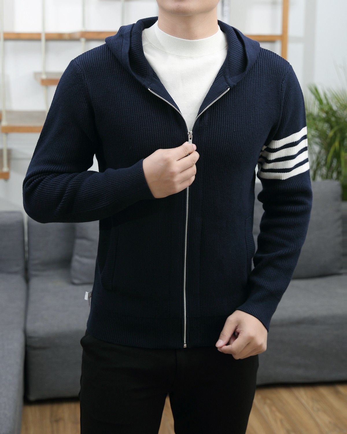 NO:513553,100% wool TB 2025 autumn and winter new knitted wool zipper cardigan, the latest model is exclusively available on the entire network!  !  ~ It is classic and fashionable and versatile, who doesn’t like it? It will show the classic again. It is very pleasing to the eye and comes with a low luxury halo and recognition!  TB's traditional brand concept and modern advanced technology are perfectly combined. With the extremely modern and simple design, TB's exclusive three-dimensional letter logo hardware design!  Customized 100% imported wool fabric!  The texture of this model is quite touching, the specifications and grades are known with tentacles. The degree of delicateness and breathability are top-notch!  Size M-3XL, alexander wang19860909百分百羊毛 TB 2025秋冬新款针织羊毛拉链开衫,最新款全网独家首上！！~既经典有时尚百搭,谁不爱啊,将经典再次展现,非常的耐看,自带低奢光环与辨识度！TB传统的品牌理念和现代化的先进技术进行了完美结合.加上极其现代摩登风范的简约设计,TB家专属立体字母logo五金设计！定制百分百进口羊毛面料！此款的质感相当感人 触手便知规格档次 细腻程度与透气效果堪称顶级！尺码M-3XL,,alexander wang,Men's clothing