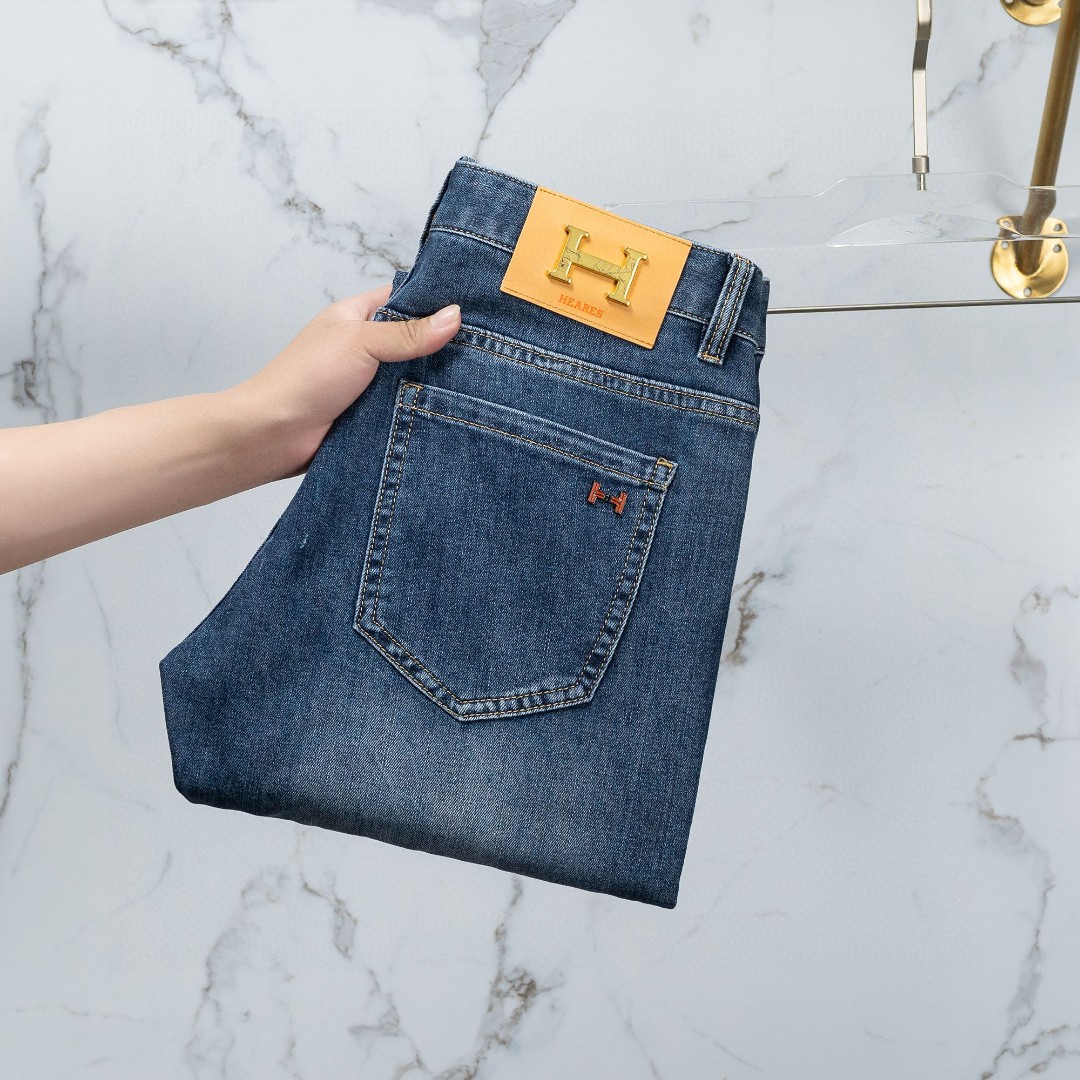 NO:513570,Hermes official counter is available at the same time, original singles are ruthless, super stylish jeans, customized original washing denim fabric, unique design, top-grade printing craft letter pattern logo, original hardware and auxiliary decoration, extremely superior jeans, the materials and craftsmanship are extremely luxurious and exquisite, extremely high-end, handsome and stylish, recommended, digits 29-38,, hermes, jeans, alexander wang19860909爱马仕 官网专柜同步有售,原单狠货,超级有范儿的一款牛仔裤,定制原版水洗牛仔面料,独特设计,顶级印花工艺字母图案logo,原版五金辅料装饰,极为翘楚的一款牛仔裤,用料与工艺都极致奢华精湛,档次极高,上身帅气有型,推荐,码数29—38,,hermes,jeans,alexander wang,Men's clothing