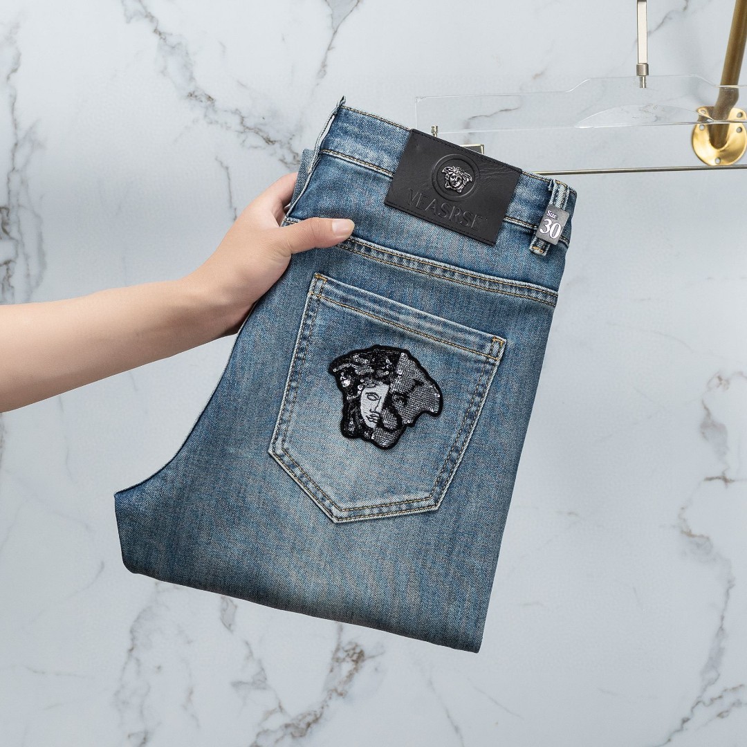 NO:513549,Versace's official counter is available at the same time, original singles are ruthless, super stylish jeans, customized original washing denim fabric, unique design, top-grade printing craft letter pattern logo, original hardware and auxiliary decoration, extremely superior jeans, the materials and craftsmanship are extremely luxurious and exquisite, extremely high-end, handsome and stylish, recommended, size 29-38, versace, jeans, alexander wang19860909范思哲 官网专柜同步有售,原单狠货,超级有范儿的一款牛仔裤,定制原版水洗牛仔面料,独特设计,顶级印花工艺字母图案logo,原版五金辅料装饰,极为翘楚的一款牛仔裤,用料与工艺都极致奢华精湛,档次极高,上身帅气有型,推荐,码数29—38,,versace,jeans,alexander wang,Men's clothing
