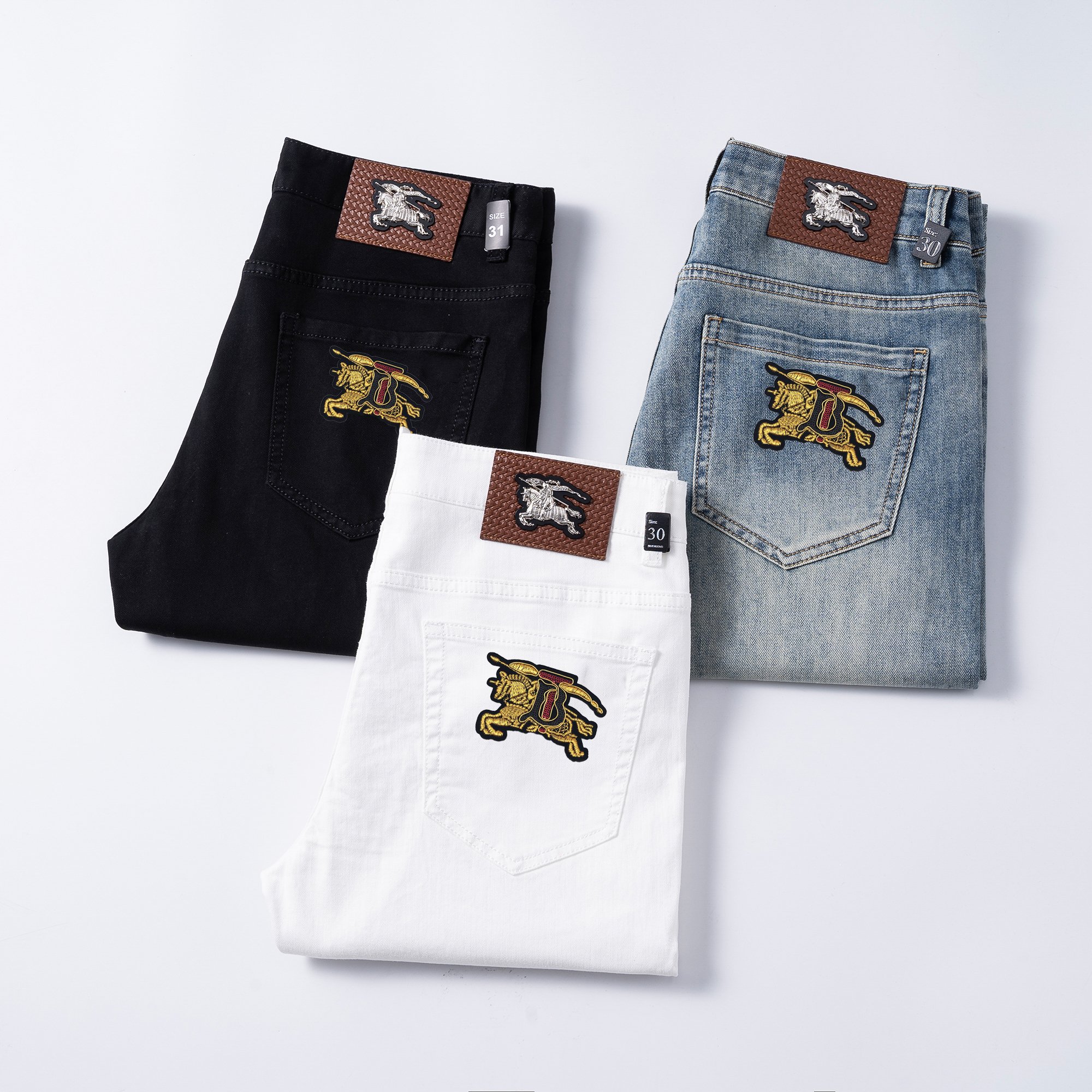 NO:513555,Burberry's official counter is available at the same time, original singles are ruthless, super stylish jeans, customized original washing denim fabric, unique design, top-grade printing craft letter pattern logo, original hardware and auxiliary decoration, extremely superior jeans, the materials and craftsmanship are extremely luxurious and exquisite, extremely high-end, handsome and stylish, recommended, digits 29-38, burberry, jeans, alexander wang19860909巴宝莉 官网专柜同步有售,原单狠货,超级有范儿的一款牛仔裤,定制原版水洗牛仔面料,独特设计,顶级印花工艺字母图案logo,原版五金辅料装饰,极为翘楚的一款牛仔裤,用料与工艺都极致奢华精湛,档次极高,上身帅气有型,推荐,码数29—38,,burberry,jeans,alexander wang,Men's clothing