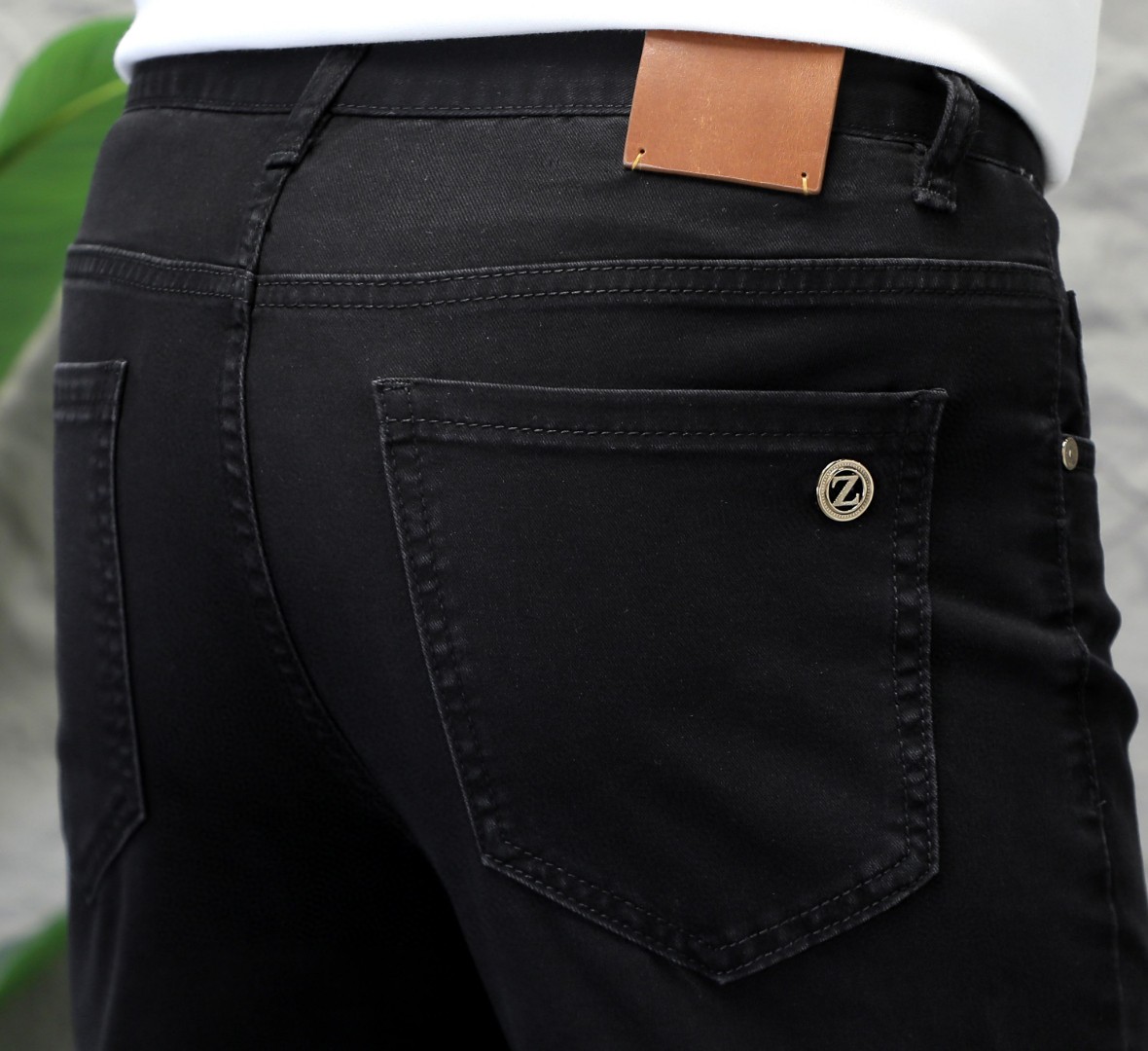 NO:515682,Jenia Men's jeans original original cloth original wash water!  Imported original wash elastic fabrics, complex handicrafts superimposed, any wash process will become a completely different color effect after a few more seconds, so it is more precious, especially long-lasting and odor-resistant... Use the best tannin elastic texture, genuine leather leather cards, high-quality metal accessories... to create a unique and original jeans style!  Original hardware accessories, super positive style, comfortable and breathable, extremely high grade, counter quality, and handsome upper body. Number of 29-38, zegna, jeans, alexander wang19860909杰尼亚 男士牛仔裤原厂原布原洗水！进口原版水洗弹力面料,复杂的手工艺叠加,任何一个洗水环节多停留几秒都会变成完全不一样的颜色效果,所以越加珍贵,特别持久、耐味…… 选用上乘的丹宁弹力质感,真皮皮牌、高定的金属辅料……打造出独特及原创的牛仔裤款型！原版五金辅料,版型超正,舒适透气,档次极高,专柜品质,上身帅气十足. 码数29-38,,zegna,jeans,alexander wang,Men's clothing