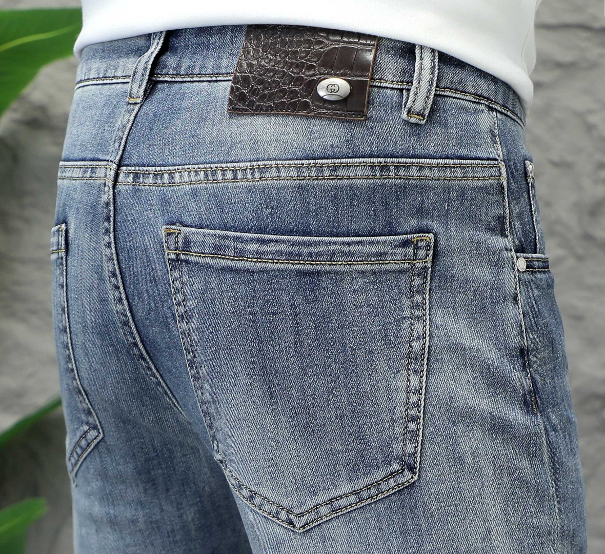 NO:515685,Gucci men's jeans original original cloth original washing water!  Imported original wash elastic fabrics, complex handicrafts superimposed, any wash process will become a completely different color effect after a few more seconds, so it is more precious, especially long-lasting and odor-resistant... Use the best tannin elastic texture, genuine leather leather cards, high-quality metal accessories... to create a unique and original jeans style!  Original hardware accessories, super positive style, comfortable and breathable, extremely high grade, counter quality, and handsome upper body. Number of codes 29-38, gucci, jeans, alexander wang19860909古驰 男士牛仔裤原厂原布原洗水！进口原版水洗弹力面料,复杂的手工艺叠加,任何一个洗水环节多停留几秒都会变成完全不一样的颜色效果,所以越加珍贵,特别持久、耐味…… 选用上乘的丹宁弹力质感,真皮皮牌、高定的金属辅料……打造出独特及原创的牛仔裤款型！原版五金辅料,版型超正,舒适透气,档次极高,专柜品质,上身帅气十足. 码数29-38,,gucci,jeans,alexander wang,Men's clothing