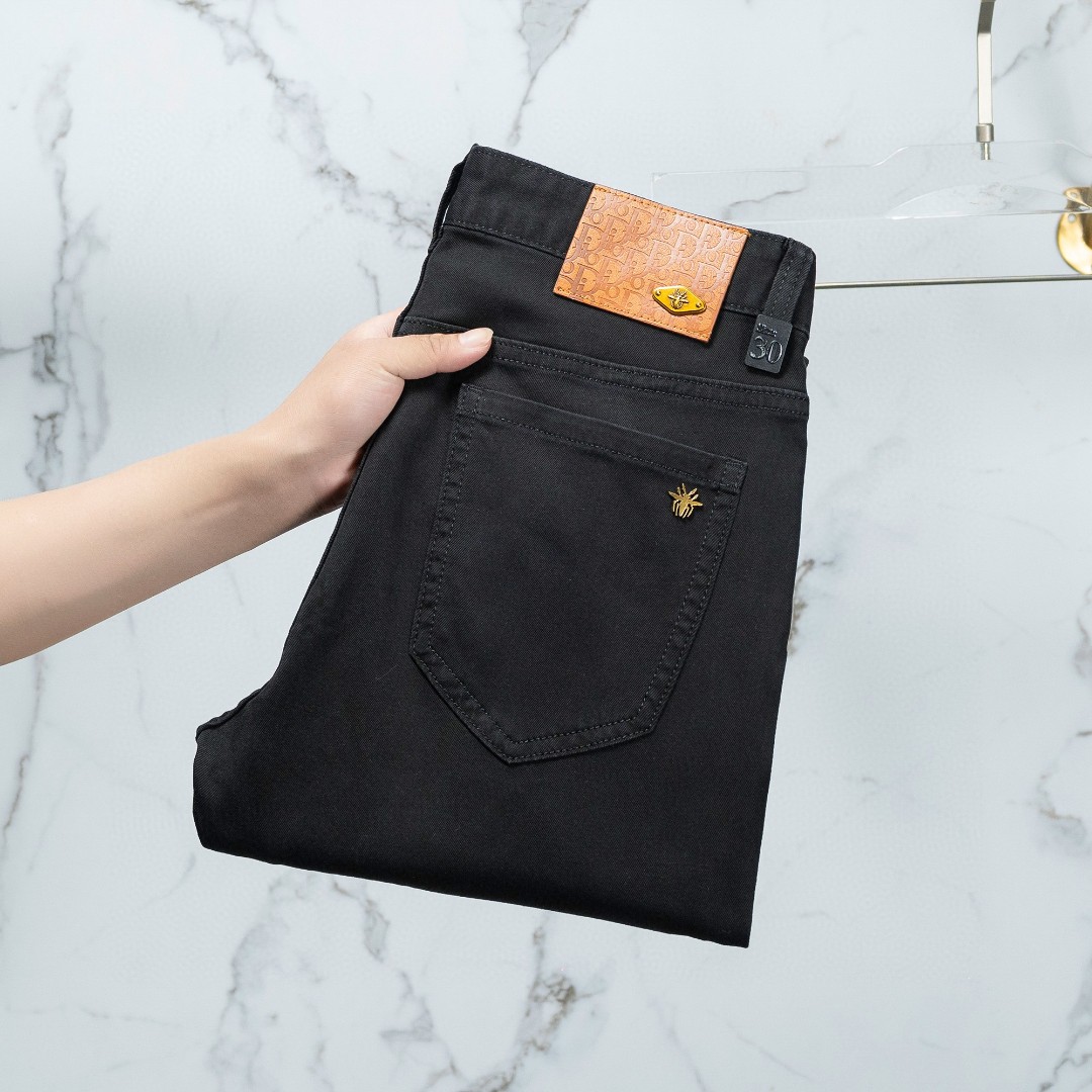 NO:515665,Dior Men's jeans original original cloth original wash water!  Imported original wash elastic fabrics, complex handicrafts superimposed, any wash process will become a completely different color effect after a few more seconds, so it is more precious, especially long-lasting and odor-resistant... Use the best tannin elastic texture, genuine leather leather cards, high-quality metal accessories... to create a unique and original jeans style!  Original hardware accessories, super positive style, comfortable and breathable, extremely high grade, counter quality, and handsome upper body. Number of codes 29-38,,dior,jeans,alexander wang19860909迪奥 男士牛仔裤原厂原布原洗水！进口原版水洗弹力面料,复杂的手工艺叠加,任何一个洗水环节多停留几秒都会变成完全不一样的颜色效果,所以越加珍贵,特别持久、耐味…… 选用上乘的丹宁弹力质感,真皮皮牌、高定的金属辅料……打造出独特及原创的牛仔裤款型！原版五金辅料,版型超正,舒适透气,档次极高,专柜品质,上身帅气十足. 码数29-38,,dior,jeans,alexander wang,Men's clothing