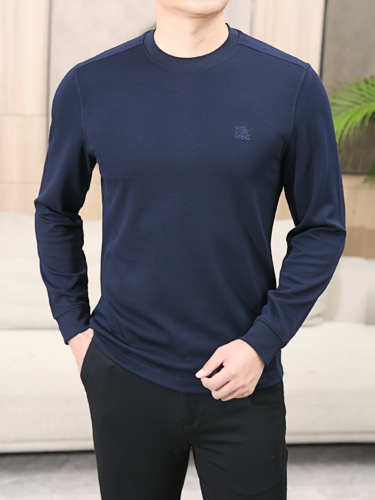 NO:734719,BBR Burberry's new early autumn debut counter, the latest long-sleeved round neck wool T-shirt, high-end custom design, avant-garde and fashionable!  Brand logo craft design. High-end customized long-staple cotton fabric. Soft to the touch. Comfortable to wear. Exquisite stitching at the counter level. Fine workmanship. The upper body effect is incomparably handsome!  A must-have item for a stylish man!  Size M-3XL,,burberry,tees,t-shirt,19860909BBR 巴宝莉 早秋新款首发专柜最新款长袖圆领羊毛T恤 高端订制 设计前卫时尚！品牌logo工艺设计 高端定制长绒棉面料.手感柔软.穿着舒适.专柜级别精致车线.做工精细.上身效果无敌帅气！型男必备单品！ 码数M-3XL,,burberry,tees，t-shirt,,Men's clothing