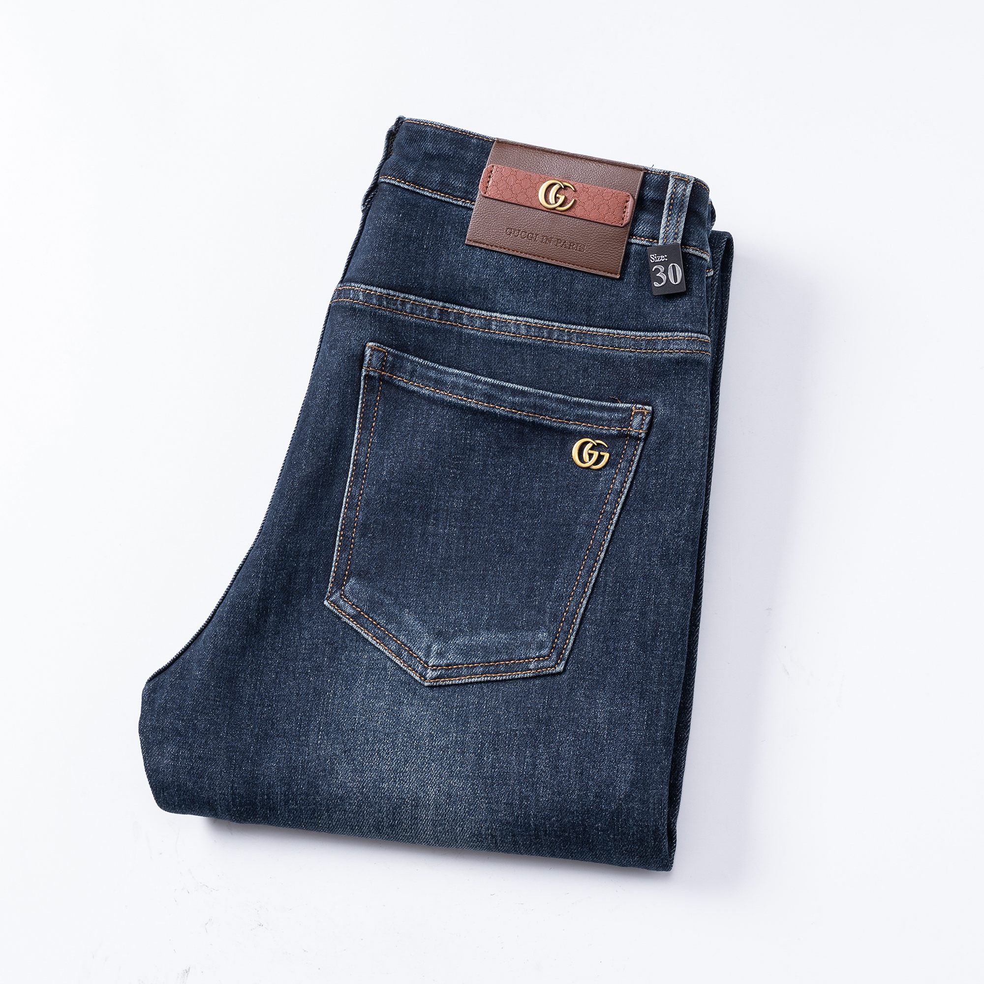 NO:599912,Gucci 2025 early autumn counter latest slim fit small straight jeans  It adopts customer water-washable distressed color, which is really rare in jeans now. High-gluten stretch denim fabric. Branded calfskin logo on the back pocket, original hardware, soft touch, slim fit, slim fit and especially good-looking. The fashionable clean version is simple and easy to match, so it has become one of the biggest selling points. There is no confusion or trouble of color conflict. The latest synchronized accessories in the counter, such a high-end jeans with rich internal training, absolutely fashionable, casual and versatile!  Code number 29-38,,gucci,jeans,cowhide,alexander wang19860909古驰2025早秋款专柜最新修身小直筒牛仔裤 采用客供水洗做旧颜色,这个颜色在牛仔裤中现在真的很少了,高筋弹力牛仔面料.后兜品牌小牛皮Logo,原版五金,手感柔软上身修身显瘦包臀特别好看完胜,时尚净版潮流简单易搭配因此已成为最大卖点之一而性价比又极高,没有颜色冲突的困惑或困扰,专柜最新同步辅料,这么一款丰富内练高端牛仔裤,绝对时尚休闲百搭！码数29-38,,gucci,jeans,cowhide,alexander wang,Men's clothing