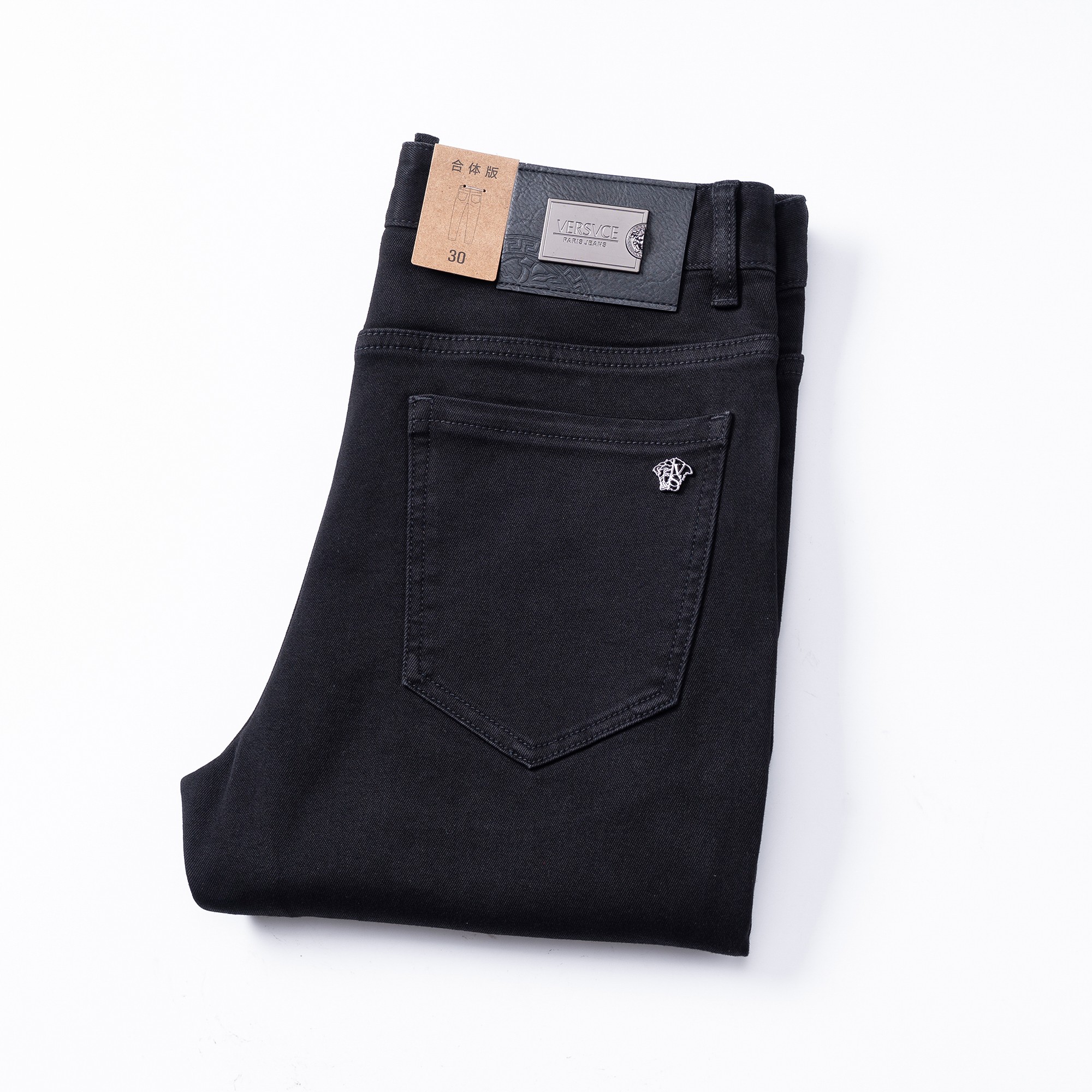 NO:545529,Versace's latest slim straight-leg jeans in the early autumn counter are made of customer-supplied water-washed old colors. This color is really rare in jeans now, with high-strength elastic denim fabric. Back pocket brand calfskin logo, original hardware, soft touch, slim upper body, slim hips, and perfect, fashionable and clean version trend is simple and easy to match, so it has become one of the biggest selling points and is extremely cost-effective, without the confusion or troubles of color conflict. The latest synchronized auxiliary materials of the counter are such a rich high-end jeans, absolutely fashionable, casual and versatile!  Count 29-38, versace, jeans, cowhide, alexander wang19860909范思哲早秋款专柜最新修身小直筒牛仔裤 采用客供水洗做旧颜色,这个颜色在牛仔裤中现在真的很少了,高筋弹力牛仔面料.后兜品牌小牛皮Logo,原版五金,手感柔软上身修身显瘦包臀特别好看完胜,时尚净版潮流简单易搭配因此已成为最大卖点之一而性价比又极高,没有颜色冲突的困惑或困扰,专柜最新同步辅料,这么一款丰富内练高端牛仔裤,绝对时尚休闲百搭！码数29-38,,versace,jeans,cowhide,alexander wang,Men's clothing