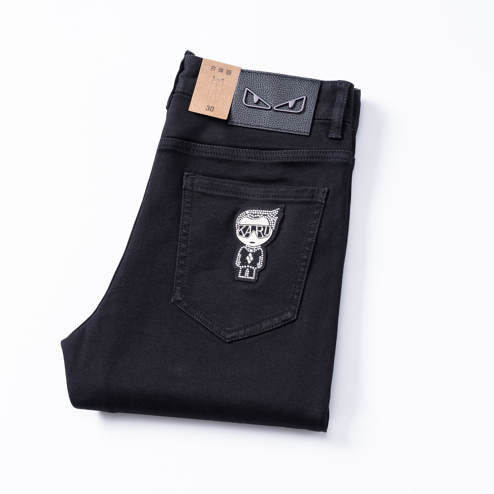 NO:545538,The latest slim straight jeans in the early autumn counter of Fendi is made of old color with customer-supplied water washing. This color is really rare in jeans now, with high-strength elastic denim fabric. The back pocket brand calfskin logo, original hardware, soft and slim upper body, slim and hips, which are particularly good-looking. The fashionable and clean version is simple and easy to match, so it has become one of the biggest selling points and is extremely cost-effective. There is no confusion or trouble of color conflict. The latest synchronized auxiliary materials of the counter are such a rich high-end jeans, absolutely fashionable, casual and versatile!  Count 29-38, fendi, jeans, cowhide, alexander wang19860909芬迪早秋款专柜最新修身小直筒牛仔裤 采用客供水洗做旧颜色,这个颜色在牛仔裤中现在真的很少了,高筋弹力牛仔面料.后兜品牌小牛皮Logo,原版五金,手感柔软上身修身显瘦包臀特别好看完胜,时尚净版潮流简单易搭配因此已成为最大卖点之一而性价比又极高,没有颜色冲突的困惑或困扰,专柜最新同步辅料,这么一款丰富内练高端牛仔裤,绝对时尚休闲百搭！码数29-38,,fendi,jeans,cowhide,alexander wang,Men's clothing