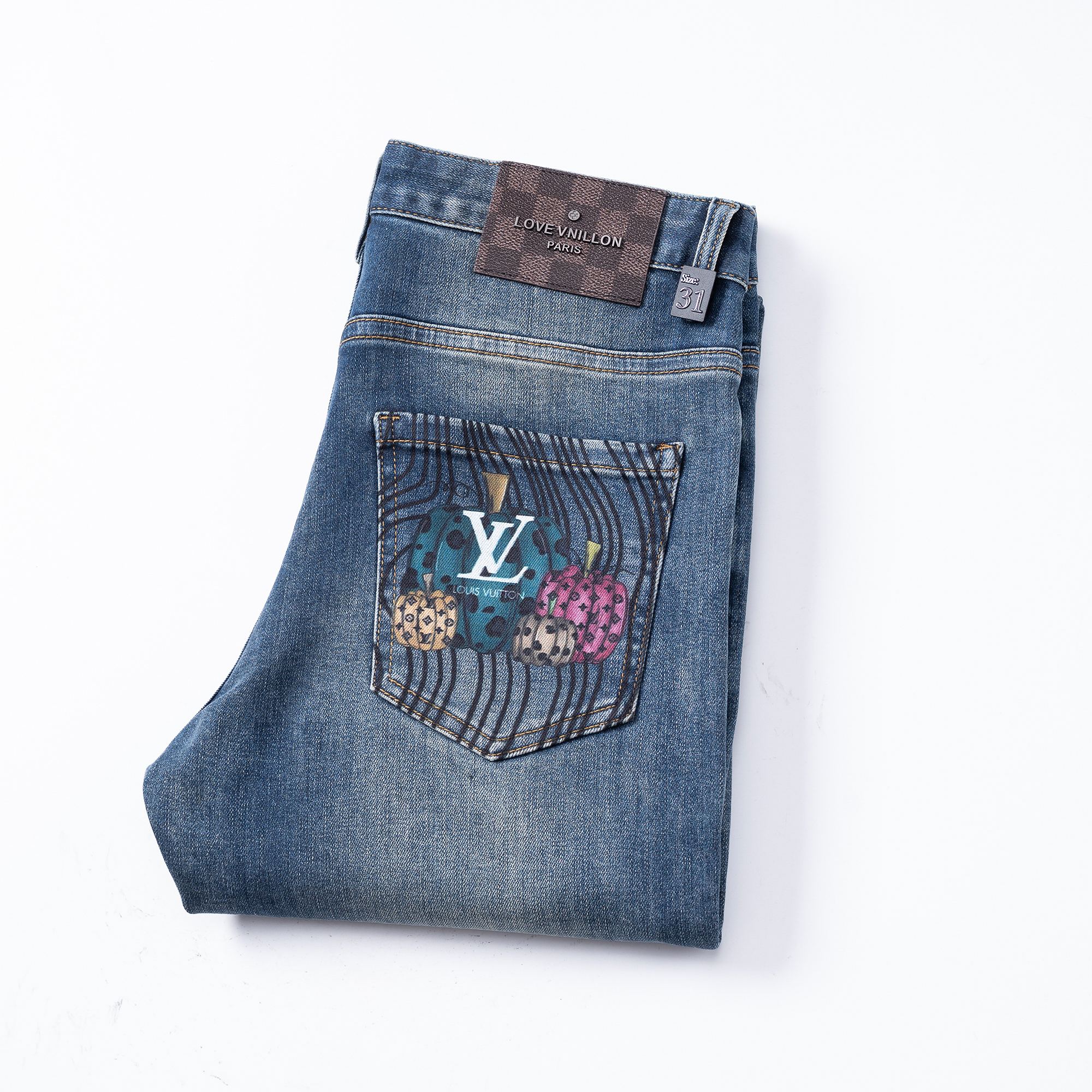 NO:599914,LV2025 early autumn counter latest slim fit small straight jeans  It adopts customer water-washable distressed color, which is really rare in jeans now. High-gluten stretch denim fabric. Branded calfskin logo on the back pocket, original hardware, soft touch, slim fit, slim fit and especially good-looking. The fashionable clean version is simple and easy to match, so it has become one of the biggest selling points. There is no confusion or trouble of color conflict. The latest synchronized accessories in the counter, such a high-end jeans with rich internal training, absolutely fashionable, casual and versatile!  Code number 29-38,,louis vuitton,jeans,cowhide,alexander wang19860909LV2025早秋款专柜最新修身小直筒牛仔裤 采用客供水洗做旧颜色,这个颜色在牛仔裤中现在真的很少了,高筋弹力牛仔面料.后兜品牌小牛皮Logo,原版五金,手感柔软上身修身显瘦包臀特别好看完胜,时尚净版潮流简单易搭配因此已成为最大卖点之一而性价比又极高,没有颜色冲突的困惑或困扰,专柜最新同步辅料,这么一款丰富内练高端牛仔裤,绝对时尚休闲百搭！码数29-38,,louis vuitton,jeans,cowhide,alexander wang,Men's clothing