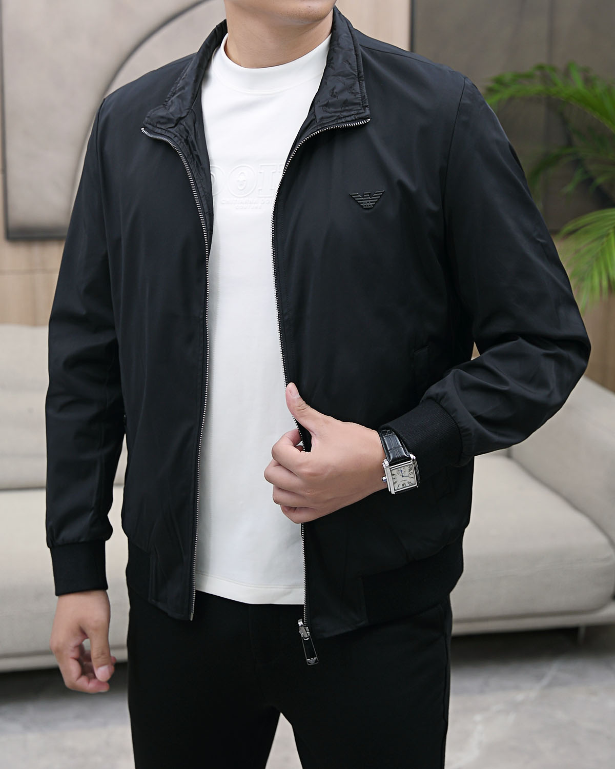 NO:529015,Armani 2025 autumn new double-sided jacket, the new product on the show is perfect, the double-sided wear is comfortable and warm, the three-standard complete colors are full and attractive, and the very outstanding design easily advances the sense of fashion, the workmanship is extremely exquisite and rigorous, and the wiring is neat and meticulous!  A masterpiece of a big-name designer!  The upper body doesn't look bloated and super handsome!  Spot code M ~ XXXL,,armani,jackets & coats,jackets & coats,alexander wang19860909阿玛尼 2025秋季新款双面穿夹克外套,秀场新品品相非常完美,双面穿舒适保暖,三标齐全色泽饱满诱人,非常出彩的设计,轻松将时髦感进阶,做工极为考究严谨,走线工整细致！大牌设计师巨作！上身不显臃肿、超级帅气！现货码数M ～ XXXL,,armani,jackets & coats,jackets & coats,alexander wang,Men's clothing