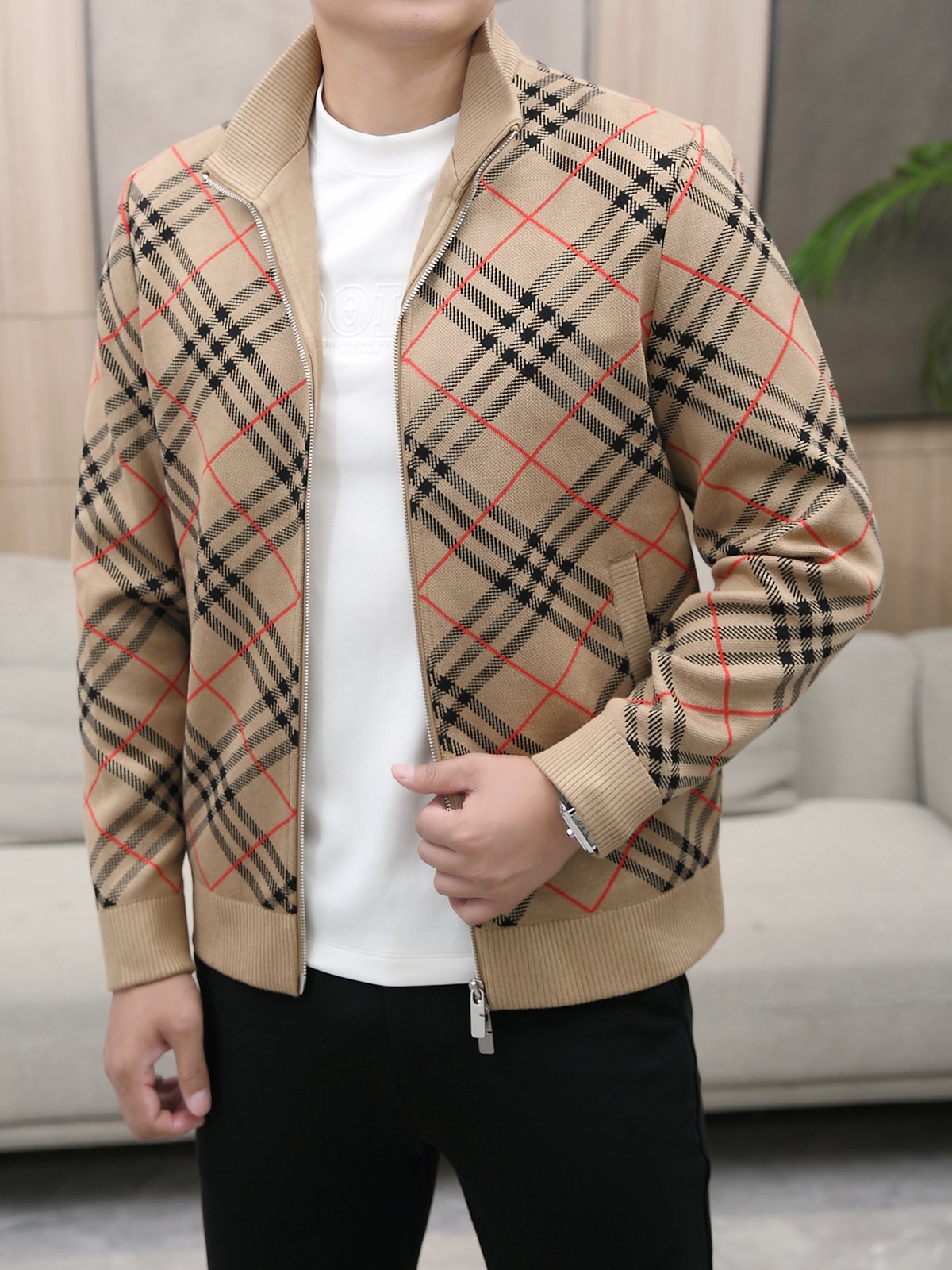 NO:529009,Burberry's new 2025 autumn and winter zippered knitted hooded jacket, both fashionable and practical!  This zipper hood must be taken a look!  Its overall style is simple and stylish. Its loose tailoring can easily control no matter what kind of body you are, and it instantly highlights its unique temperament when worn. The fabric is made of high-quality materials, which are wear-resistant and wind-resistant. It can resist the cold in autumn and winter, and it is breathable and will not feel stuffy when worn. The most eye-catching thing is its zipper design, which is extremely smooth to pull and does not stutter at all. It is like installing an 'invisible guardian' to silently protect the opening and closing of clothes. The zipper is of high quality and durable, so that you have no worries. The hooded design adds a bit of leisure and casualness, and can shelter you from wind and rain in the cold wind. Whether it is daily commuting to work, shopping or outdoor activities on weekends, wearing it, you can easily become the focus of the crowd and show your fashionable attitude and personal charm!  Black/Khaki 48-56, Burberry, Jackets & Coats, Jackets & Coats, Hats, Alexander wang19860909巴宝莉 2025秋冬新款拉链针织连帽夹克外套,时尚与实用兼备！ 这款拉链连帽一定要瞧瞧！它整体版型简约又不失时尚感,宽松的剪裁,无论你是何种身材,都能轻松驾驭,穿上瞬间凸显独特气质. 面料选用高品质材质,耐磨又抗风,在秋冬季节能为你抵御寒冷,同时透气性良好,穿着不会感到闷热. 最亮眼的就是它的拉链设计,拉起来顺滑无比,一点都不卡顿,就像给装上了一个“隐形守护者”,默默守护着衣物的开合.拉链质量上乘,坚固耐用,让你没有后顾之忧. 连帽设计增添了几分休闲与随性,还能在寒风中为你遮风挡雨.无论是日常上班通勤,还是周末出门逛街、户外活动,穿上它,你都能轻松成为人群中的焦点,展现自己的时尚态度与个性魅力！ 现货发售黑色/卡其48-56,,burberry,jackets & coats,jackets & coats,hats,alexander wang,Men's clothing