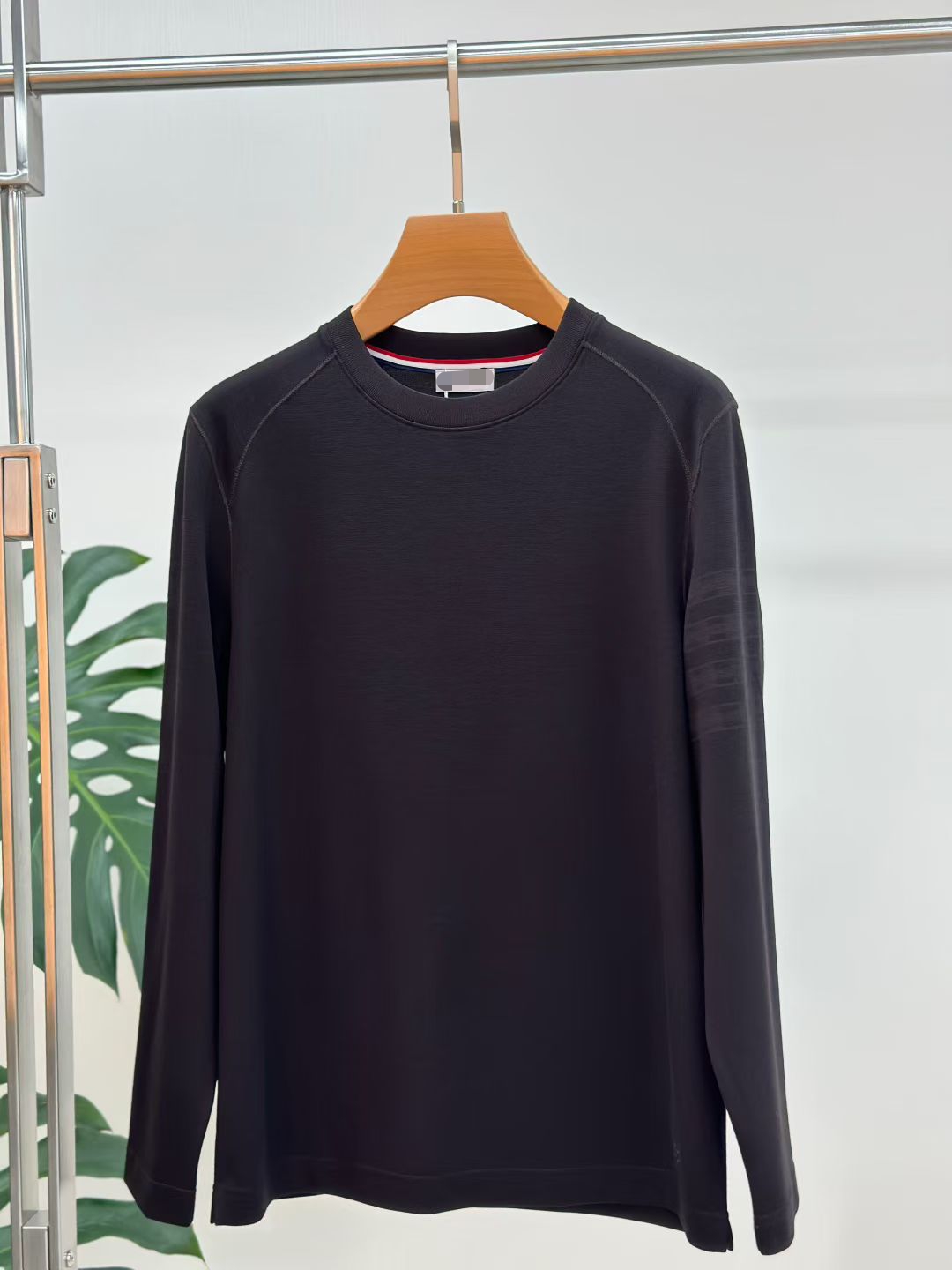 NO:545471,TB's new early autumn new style first-time counter latest long-sleeved round-neck wool T-shirt, high-end customization, avant-garde and fashionable design!  Brand logo craft design High-end customized long-length cotton fabric. It feels soft and comfortable to wear. The counter-level exquisite car line is fine. The workmanship is exquisite. The upper body effect is invincible and handsome!  A must-have item for handsome men!  Code number M-3XL, tees, t-shirt, alexander wang19860909TB 早秋新款首发专柜最新款长袖圆领羊毛T恤 高端订制 设计前卫时尚！品牌logo工艺设计 高端定制长绒棉面料.手感柔软.穿着舒适.专柜级别精致车线.做工精细.上身效果无敌帅气！型男必备单品！ 码数M-3XL,,tees，t-shirt,alexander wang,Men's clothing