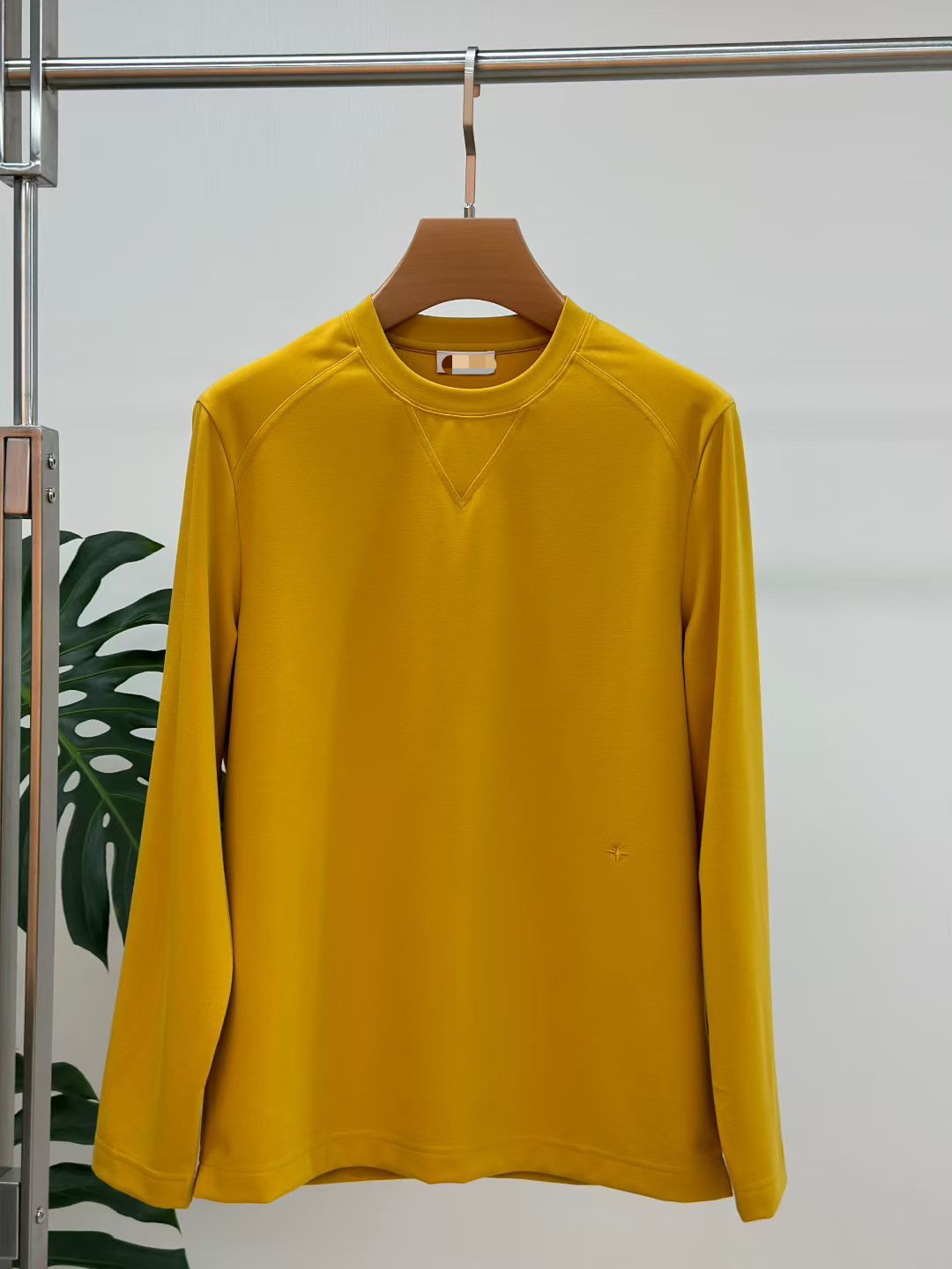 NO:545478,Dior's latest long-sleeved round neck wool T-shirt in the early autumn new debut counter, high-end customization, avant-garde and fashionable design!  Brand logo craft design. High-end customized long-staple cotton fabric. Soft to the touch. Comfortable to wear. Exquisite stitching at the counter level. Fine workmanship. The upper body effect is incomparably handsome!  A must-have item for a stylish man!  Size M-3XL, dior, tees, t-shirt, alexander wang19860909迪奥 早秋新款首发专柜最新款长袖圆领羊毛T恤 高端订制 设计前卫时尚！品牌logo工艺设计 高端定制长绒棉面料.手感柔软.穿着舒适.专柜级别精致车线.做工精细.上身效果无敌帅气！型男必备单品！ 码数M-3XL,,dior,tees，t-shirt,alexander wang,Men's clothing