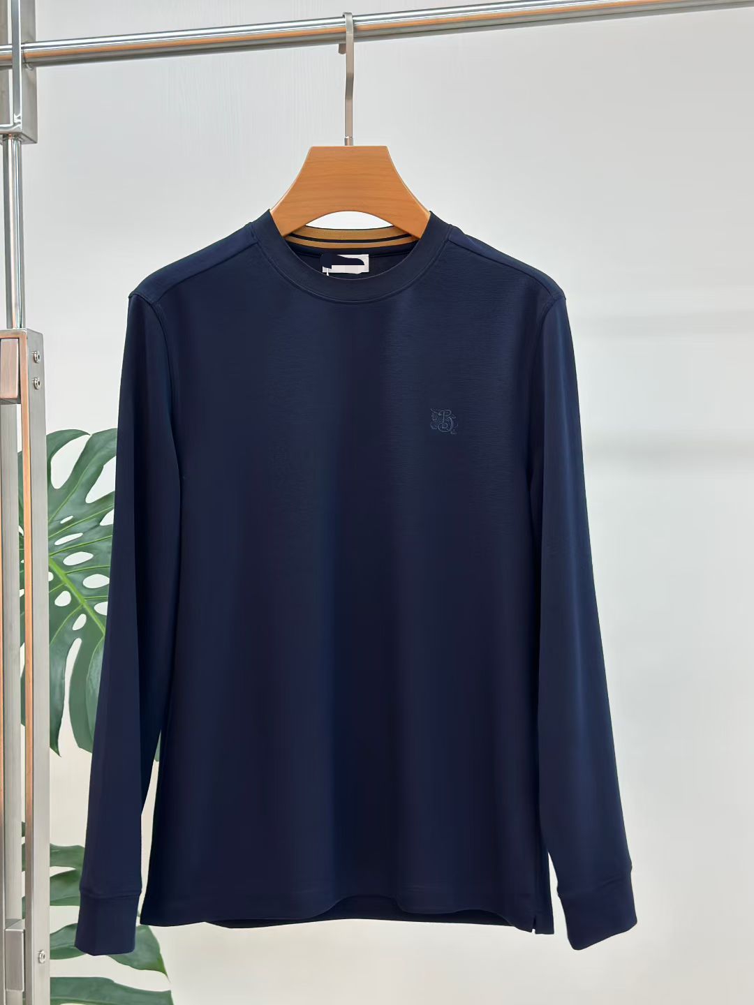 NO:545484,Burberry's new early autumn new style first-time counter latest long-sleeved round-neck wool T-shirt, high-end customization, avant-garde and fashionable design!  Brand logo craft design High-end customized long-length cotton fabric. It feels soft and comfortable to wear. The counter-level exquisite car line is fine. The workmanship is exquisite. The upper body effect is invincible and handsome!  A must-have item for handsome men!  Code number M-3XL, burberry,tees, t-shirt,alexander wang19860909巴宝莉 早秋新款首发专柜最新款长袖圆领羊毛T恤 高端订制 设计前卫时尚！品牌logo工艺设计 高端定制长绒棉面料.手感柔软.穿着舒适.专柜级别精致车线.做工精细.上身效果无敌帅气！型男必备单品！ 码数M-3XL,,burberry,tees，t-shirt,alexander wang,Men's clothing