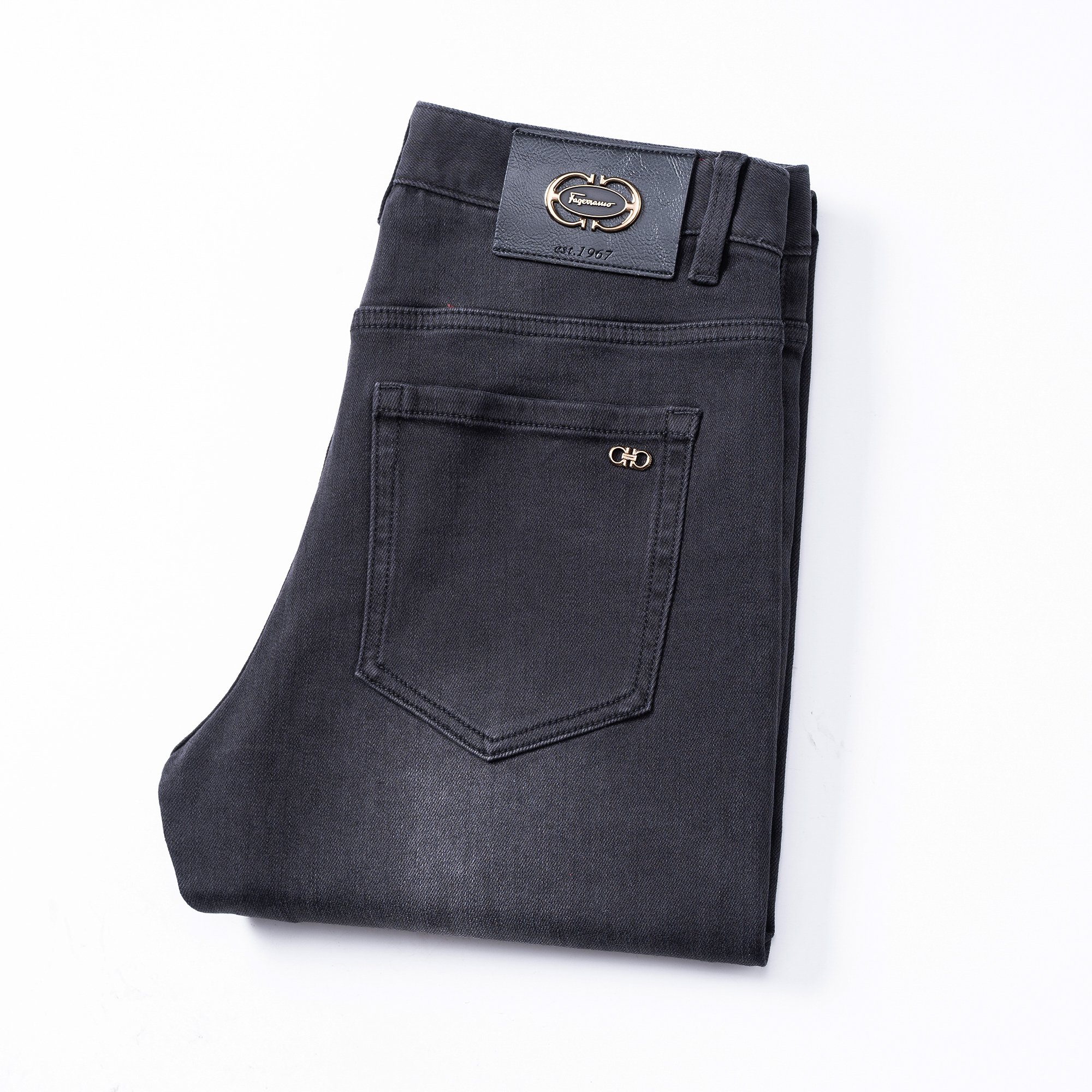 NO:734756,Ferragamo autumn men's jeans original factory original fabric original wash water!  Imported original washed elastic fabric, complicated handicraft superposition, any washing process will turn into a completely different color effect if you stay for a few seconds longer, so it is more precious, especially durable and taste-resistant... Use the best elastic texture of tannin, genuine leather labels, high-end metal accessories... to create a unique and original jeans style!  Original hardware accessories, super correct fit, comfortable and breathable, extremely high grade, counter quality, handsome upper body. Size 29-38,,ferragamo,jeans,19860909菲拉格慕 秋季男士牛仔裤原厂原布原洗水！进口原版水洗弹力面料,复杂的手工艺叠加,任何一个洗水环节多停留几秒都会变成完全不一样的颜色效果,所以越加珍贵,特别持久、耐味…… 选用上乘的丹宁弹力质感,真皮皮牌、高定的金属辅料……打造出独特及原创的牛仔裤款型！原版五金辅料,版型超正,舒适透气,档次极高,专柜品质,上身帅气十足. 码数29-38,,ferragamo,jeans,,Men's clothing
