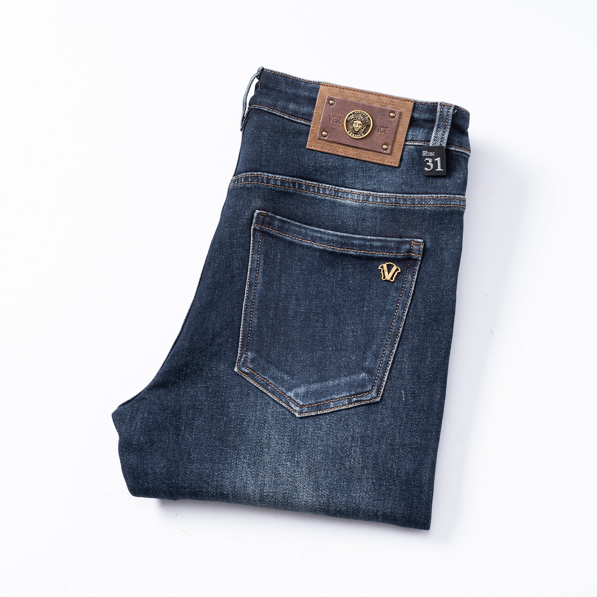 NO:598634,Versace autumn men's jeans original factory original fabric original wash water!  Imported original washed elastic fabric, complicated handicraft superposition, any washing process will turn into a completely different color effect if you stay for a few seconds longer, so it is more precious, especially durable and taste-resistant... Use the best elastic texture of tannin, genuine leather labels, high-end metal accessories... to create a unique and original jeans style!  Original hardware accessories, super correct fit, comfortable and breathable, extremely high grade, counter quality, handsome upper body. Size 29-38, versace, jeans, alexander wang19860909范思哲 秋季男士牛仔裤原厂原布原洗水！进口原版水洗弹力面料,复杂的手工艺叠加,任何一个洗水环节多停留几秒都会变成完全不一样的颜色效果,所以越加珍贵,特别持久、耐味…… 选用上乘的丹宁弹力质感,真皮皮牌、高定的金属辅料……打造出独特及原创的牛仔裤款型！原版五金辅料,版型超正,舒适透气,档次极高,专柜品质,上身帅气十足. 码数29-38,,versace,jeans,alexander wang,Men's clothing