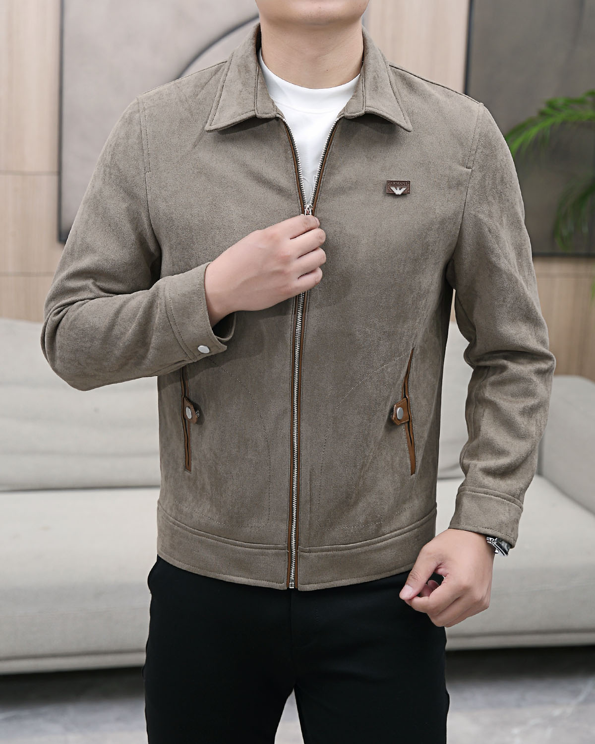 NO:545507,Armani 25 Early Autumn New Suede Lapel Jacket Elk Skin Patch Knitted Sleeve Jacket Jacket!  Trading companies have sparse channels and are on sale on the leading official website!  Men's high-end urban style stand-up collar jacket. Platinum-grade tasting something!  Hot elements are portrayed, smooth and delicate suede fabric, lined with LP original plaid fabric, a wonderful item with an excellent temperament!  When I encounter such an excellent product, I am willing to call it the strongest!  The style of this stand-alone jacket is very distinctive and unique, with three-dimensional embroidery details and engraved metal pull-outs, highlighting the fashionable atmosphere, emphasizing the classic soul texture, highlighting the beauty of luxury and fashion!  This style really has a natural high street beauty, which meets all your outfit needs and allows you to look down on the whole world with trends!  The smooth and delicate suede fabric is crisp and comfortable, with a soft texture. The simple lines and contours are easy to wear to create a decent and elegant texture. The suede texture has a retro feel and a strong autumn and winter atmosphere. The rich but not ostentatious easily shows the affinity and high-end sense of the clothing!  It has a heavy texture, exquisite details, loose and stylish, full of silhouette and layering. It has excellent style and unparalleled upper body effect. It is destined to be an excellent styling item that goes out, with a great return rate!  Two colors into black brown Size: 48-56 48 garment length 66 shoulder width 47 bust 112 sleeve length 63 50 garment length 67 shoulder width 48 bust 116 sleeve length 64 52 garment length 68 shoulder width 49 bust 120 sleeve length 65 54 garment length 69 shoulder width 50 bust 124 sleeve length 66 56 garment length 70 shoulder width 51 bust 128 sleeve length 67, loro piano, armani, jackets & coats, jackets & coats, chamois leather, alexander wang19860909阿玛尼 25早秋新款麂皮绒翻领夹克 麋鹿皮拼接针织袖夹克外套！贸易公司渠道稀出,领先官网发售！男士高端都市风尚立领外套.白金级品鉴心水之物！热元素刻画,顺滑细腻的麂皮绒面料,内衬LP原版格子面料,一款气质绝伦的妙曼单品！ 遇到一款如此的绝佳产物,我愿意称之其为最强！此款立领夹克的风格十分之鲜明独特,立体绣花细节,刻字金属拉头,彰显时髦气息,着重强调经典的灵魂质感,凸显奢华时尚之美！此款真的有着浑然天成的高街美感,满足你的一切穿搭所需,让你用潮流俯视整个世界！ 顺滑细腻的麂皮绒面料,挺括舒适,质地柔软,简洁的线条廓形容易穿出得体优雅的质感,麂皮绒质地具有复古感和浓浓秋冬气息的颜色,浓郁却不张扬的轻松就展现出了服装的亲和力和高级感！重磅质感,细节精致感十足,宽松有范,廓形、层次感十足.版型绝佳,上身效果无与伦比,注定属于出街的优秀造型单品,回头率爆表！ 两色入黑色 咖色 尺码:48-56 48衣长66肩宽47胸围112袖长63 50衣长67肩宽48胸围116袖长64 52衣长68肩宽49胸围120袖长65 54衣长69肩宽50胸围124袖长66 56衣长70肩宽51胸围128袖长67,,loro piana,armani,jackets & coats,jackets & coats,chamois leather,alexander wang,Men's clothing