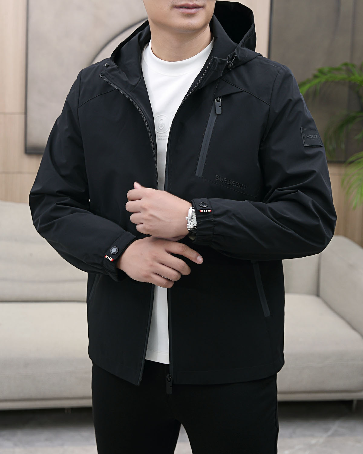 NO:545499,Burberry 25ss latest product jacket, handsome and stylish design!  A versatile must-have item, a fashionable and fashionable brand, easily creates a cool and handsome atmosphere, full of high-end feel, and is particularly eye-catching in the low-key and fashionable contrasting design. The loose style is versatile and can be controlled by any figure!  Original custom imported memory silk fabric is light and breathable!  A full set of mold opening hardware accessories. The workmanship quality depends on the details!  Size M-3XL complete three standards, burberry, jackets & coats, jackets & coats, alexander wang19860909巴宝莉 25ss最新品 夹克外套,设计帅气有型！百搭必备单品,时尚潮牌, 轻松营造酷帅氛围感 ,高级感满满,在低调又时髦撞色设计特别吸睛,宽松版型百搭人,任何身材都能驾驭！原版定制进口记忆丝面料质感轻盈透气！全套开模五金配件.做工品质看细节！ 尺码M-3XL 三标齐全,,burberry,jackets & coats,jackets & coats,alexander wang,Men's clothing