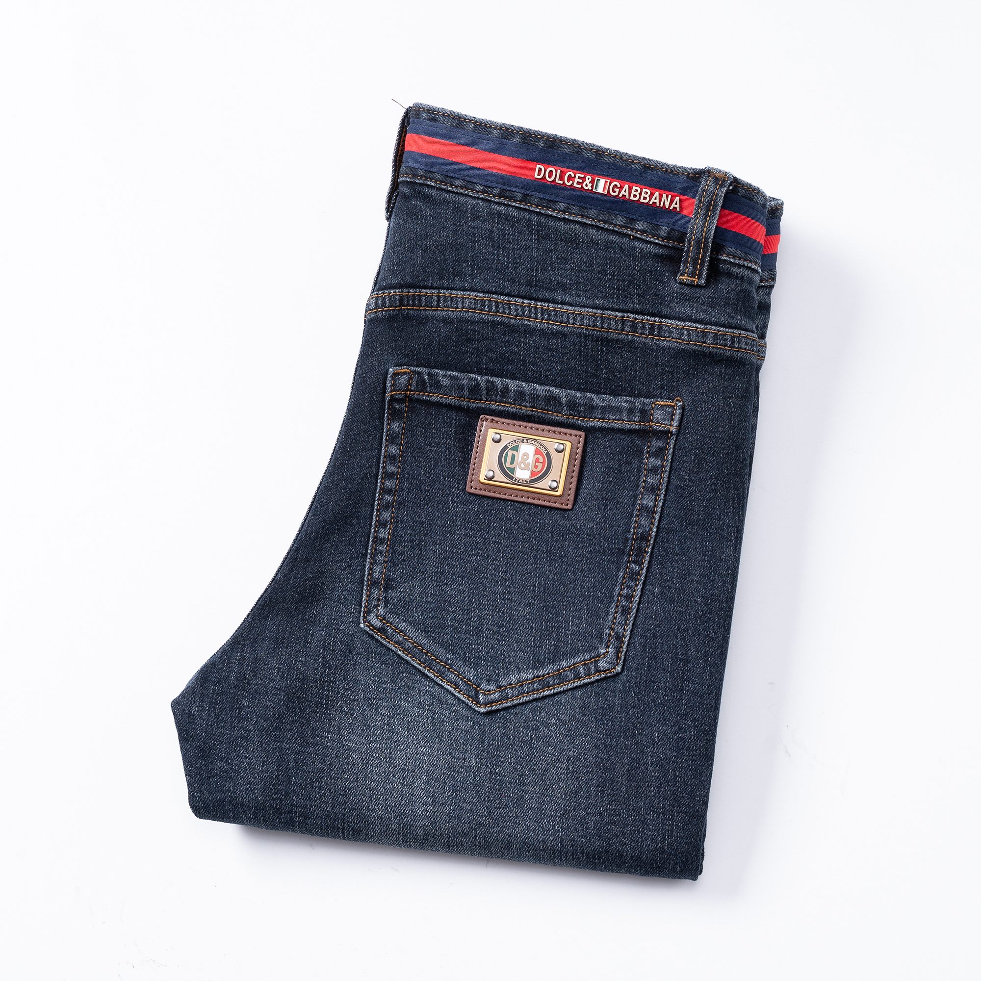 NO:529010,DG Autumn Men's Jeans Original Original Clothing Original Wash Water!  Imported original wash elastic fabrics, complex handicrafts superimposed, any wash process will become a completely different color effect after a few more seconds, so it is more precious, especially long-lasting and odor-resistant... Use the best tannin elastic texture, genuine leather leather cards, high-quality metal accessories... to create a unique and original jeans style!  Original hardware accessories, super positive style, comfortable and breathable, extremely high grade, counter quality, and handsome upper body. Number of 29-38, jeans, alexander wang19860909DG 秋季男士牛仔裤原厂原布原洗水！进口原版水洗弹力面料,复杂的手工艺叠加,任何一个洗水环节多停留几秒都会变成完全不一样的颜色效果,所以越加珍贵,特别持久、耐味…… 选用上乘的丹宁弹力质感,真皮皮牌、高定的金属辅料……打造出独特及原创的牛仔裤款型！原版五金辅料,版型超正,舒适透气,档次极高,专柜品质,上身帅气十足. 码数29-38,,jeans,alexander wang,Men's clothing