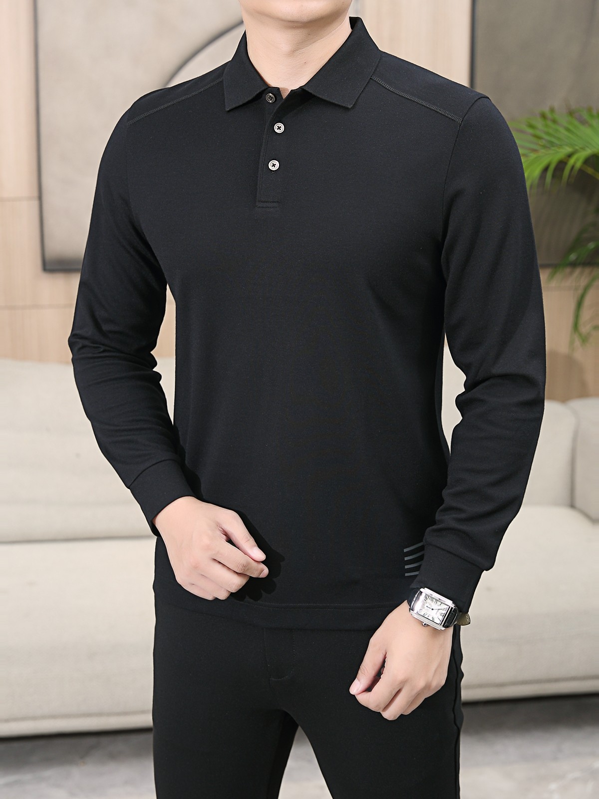 NO:734744,Ermenegildo Zegna 2025AW new autumn and winter style, men's contrasting color stitching business casual sheep wool blended long-sleeved Polo shirt!  Produced by the original Italian factory, with the original LOGO on the hem, it remains as strong as ever in the luxury goods industry!  The style still continues the minimalist and normalized design of the EZ family, taking the light, elegant and capable route to the extreme. It is both solemn and harmonious, restrained, subtle and steady, full of unique charm and style, integrating fashion and temperament!  The use of imported sheep wool + mulberry silk increases the softness and warmth of the clothing, and has good breathability and environmental protection!  The use of yarn-dyed jacquard technology adds a unique artistic flavor to the collar. The lapel design not only looks smart and neat, but also complements the yarn-dyed jacquard pattern, showing the wearer's unique taste and personality. The basic fit-fitting cut is not only suitable for daily casual wear, but also can easily handle various occasions such as business and banquets, becoming a versatile item in your wardrobe. Size 48/M-56/3XL,,zegna,19860909杰尼亚 2025AW秋冬新款,男士撞色拼接商务休闲绵羊毛混纺长袖Polo衫！意大利原厂代工出品,下摆原版LOGO,在奢侈品界坚挺如故！风格仍延续EZ家极简常态化的设计,将轻熟优雅干练的路线发挥到极致,亦庄亦谐,内敛含蓄稳重,充满独特魅力格调,集时髦与气质于一身！ 选用进口绵羊毛+桑蚕丝的加入增加了服装的柔软度和保暖性,具有良好的透气性和环保性！色织提花工艺的运用,则为衣领部分增添了独特的艺术气息,翻领设计不仅显得干练利落,更与色织提花图案相得益彰,展现出穿着者独特的品味与个性.基础合身版型裁剪,不仅适合日常休闲穿着,更能轻松驾驭商务、宴会等多种场合,成为您衣橱中的百搭单品. 尺码48/M-56/3XL,,zegna,,Men's clothing