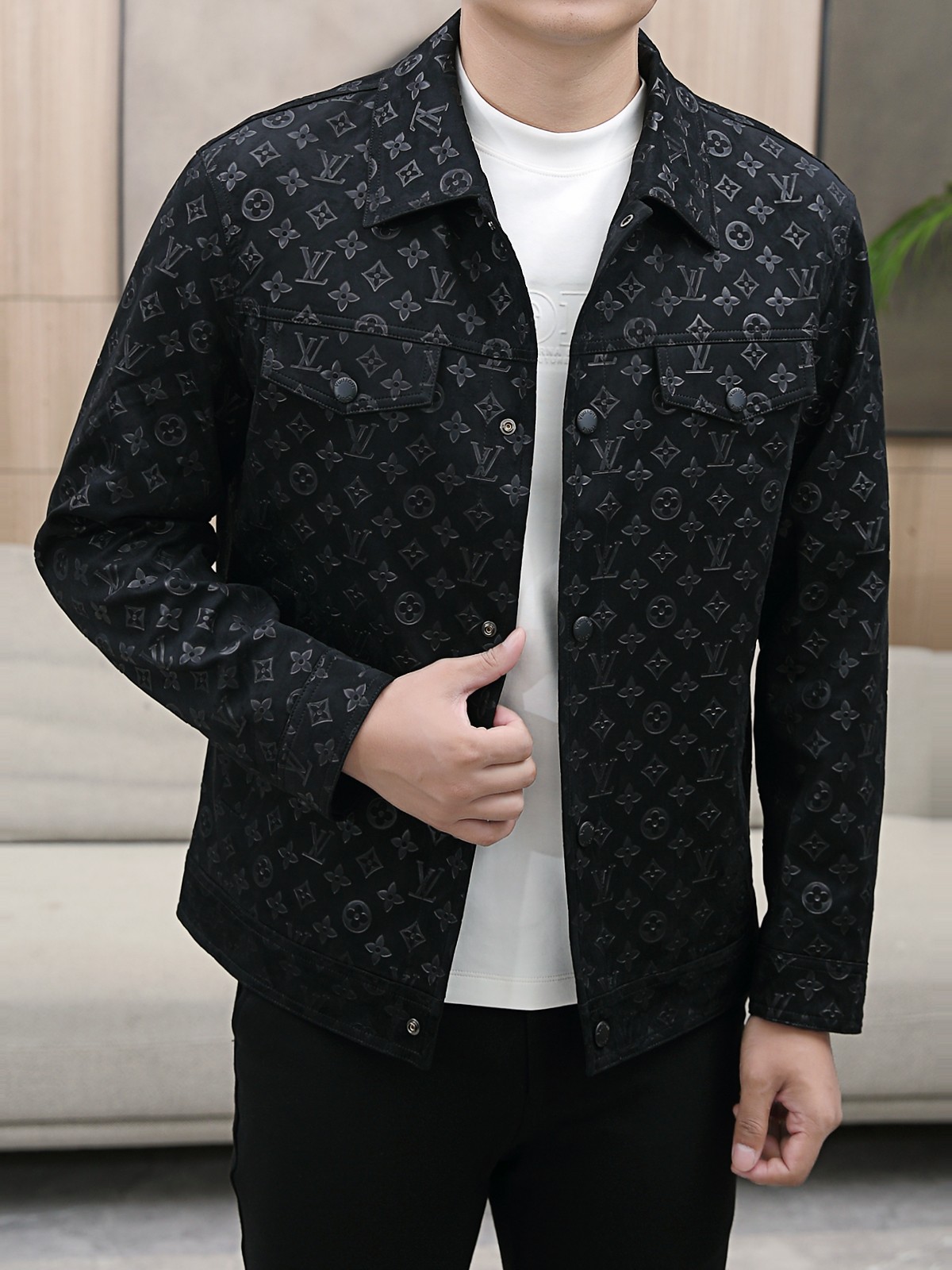 NO:734750,2025ss new autumn and winter series Louis Vuitton LV casual jackets and outerwear counters are on sale at the same time. Ultra-high-tech windbreaker jackets, casual and fashionable. Made of imported high-density double-sided deerskin velvet jacquard fabrics. Super light and weightless, light luxury and easy to match. The workmanship details are very particular. Brand logo pattern. Original hardware accessories. Pursue high-end and luxurious style. The version does not choose the figure. The upper body is handsome. Popular recommendation. Color: black white  Size:48-56,,louis vuitton,louis vuitton,jackets & coats,jackets & coats,198609092025ss秋冬新款系列路易威登LV休闲夹克外套专柜同步发售 超高工艺的风衣外套 休闲时尚 精选进口高密度双面鹿皮绒提花面料打造 超轻盈无重感 轻奢好搭配 做工细节非常讲究 品牌logo花纹 原版五金辅料配件 追求高端与奢华的风范 版型不挑身材 上身爆帅 爆款推荐 颜色:黑色 白色 码数:48-56,,louis vuitton,louis vuitton,jackets & coats,jackets & coats,,Men's clothing