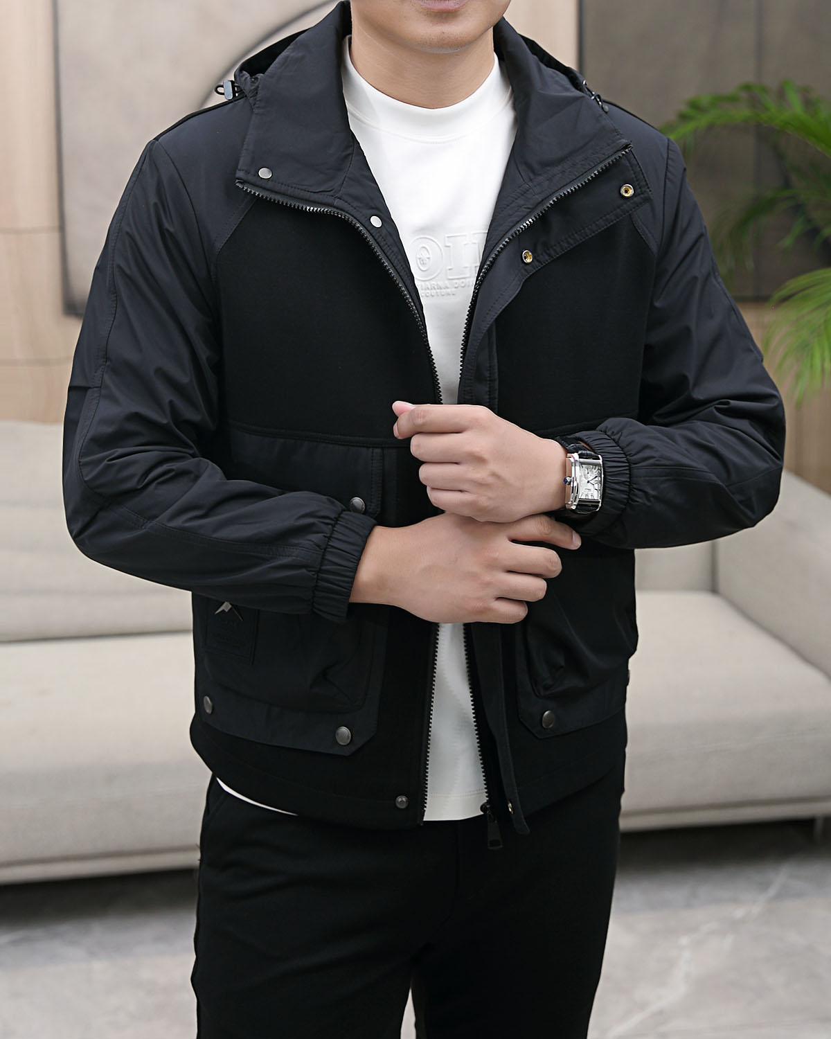 NO:734731,2025ss new autumn and winter series Valentino casual jackets are on sale at the same time at the counter. Ultra-high-tech windbreaker jackets. Casual and fashionable. Imported memory polyester fiber fabric. Ultra-light and weightless. Light luxury and easy to match. Work details are very particular. Original hardware accessories. Pursue high-end and luxurious style. The version is not picky about the figure. The upper body is handsome. Popular recommendation. Color: black. Code number: 48-56,,valentino,jackets & coats,jackets &  coats,198609092025ss秋冬新款系列 华伦天奴 休闲夹克外套 专柜同步发售 超高工艺的风衣外套 休闲时尚 进口记忆聚酯纤维面料 超轻盈无重感 轻奢好搭配 做工细节非常讲究 原版五金辅料配件 追求高端与奢华的风范 版型不挑身材 上身爆帅 爆款推荐 颜色:黑色 码数:48-56,,valentino,jackets & coats,jackets & coats,,Men's clothing