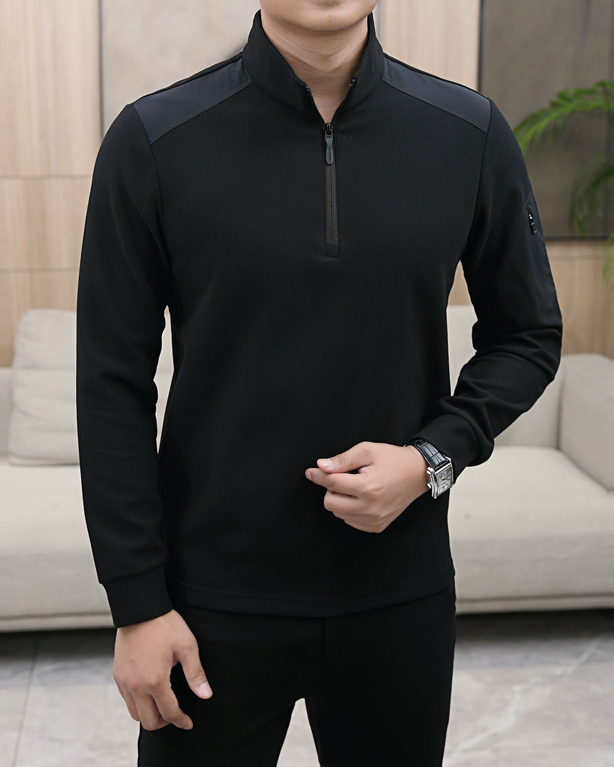 NO:734760,L autumn and winter family men's high-end simple small stand-up collar half-zip thickened air cotton long-sleeved sweatshirt, Hong Kong foreign company channel product, pure blood quality, 25 autumn and winter new style, classic trump card series!  A high-end luxury and platinum-level classic basic T-shirt. The all-over design perfectly integrates Italian aesthetics and inherits the genes of the Jay family. It takes the minimalist route and is in line with modern urban aesthetics!  The chest is decorated with the classic brand logo. The craftsmanship is exquisitely presented, and it is a soul-like existence. It effectively flaunts the brand identity and guarantees the quality of the craftsmanship!  The imported top-grade anti-pilling fabrics are imported from the customer, and the finest cotton raw materials with excellent sunlight in the Nile River area are selected. After heavy custom weaving and dyeing in a century-old workshop, the fabric is transformed into incomparable comfort. It is treated with exclusive technology and has excellent skin-friendliness. In addition, it has a full cotton feel and excellent breathability!  The details and craftsmanship are extremely exquisite, the color matching is light and versatile, suitable for all kinds of daily wear, and the mixing and matching compatibility is extremely high. It can suit any occasion, business or leisure, and it is also very fashionable when going out on the street. The wardrobe is perfect for business and leisure, and has a high attendance rate. Everyone has one piece!  Size M-3xL,,hoodie,sweatshirts,tees,t-shirt,19860909L秋冬家族男士高端简约小立领半拉链加厚空气棉长袖 卫衣,香港洋行渠道货,纯正血统品质,25年秋冬 新款,经典王牌系列！ 高端奢华且白金级的一款经典基础款T恤,通体的设计完美融合意式美学,且传承了杰家族的基因,走极简主义的路线,符合现代都市审美！ 胸口饰有经典品牌标识 工艺精美呈现,属于灵魂式的存在,有力标榜了品牌身份,以及对工艺品质的保证！ 客供进口顶级抗起球面料,甄选尼罗河区域光照极好的上等棉花原料,经过百年工坊重磅定织定染而成,将面料蜕变成无敌舒适,采用独家工艺处理 亲肤性绝佳享受,此外棉感十足,透气性优越！ 细节工艺极为考究,配色轻熟百搭,符合日常各种穿搭,混搭兼容空间极高,驾驭任何场合,商务休闲皆可,出街潮搭亦非常时尚,衣橱商务休闲绝佳的高出勤率,人手一件！尺码M-3xL,,hoodie,sweatshirts,tees，t-shirt,,Men's clothing