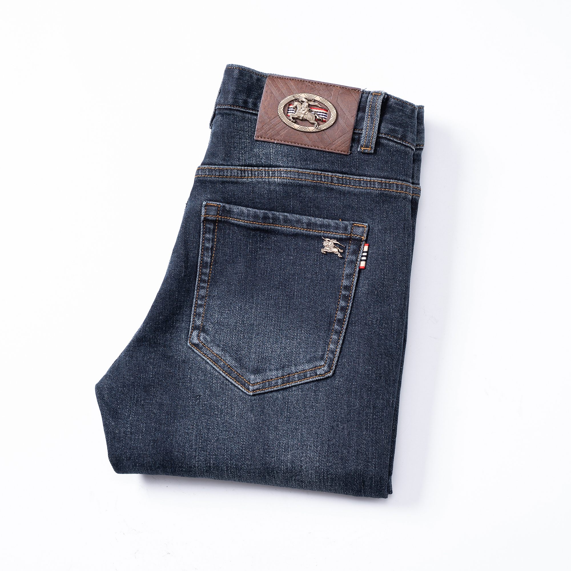 NO:734749,Burberry autumn men's jeans original factory original fabric original wash water!  Imported original washed elastic fabric, complicated handicraft superposition, any washing process will turn into a completely different color effect if you stay for a few seconds longer, so it is more precious, especially durable and taste-resistant... Use the best elastic texture of tannin, genuine leather labels, high-end metal accessories... to create a unique and original jeans style!  Original hardware accessories, super correct fit, comfortable and breathable, extremely high grade, counter quality, handsome upper body. Size 29-38, burberry, jeans,19860909巴宝莉 秋季男士牛仔裤原厂原布原洗水！进口原版水洗弹力面料,复杂的手工艺叠加,任何一个洗水环节多停留几秒都会变成完全不一样的颜色效果,所以越加珍贵,特别持久、耐味…… 选用上乘的丹宁弹力质感,真皮皮牌、高定的金属辅料……打造出独特及原创的牛仔裤款型！原版五金辅料,版型超正,舒适透气,档次极高,专柜品质,上身帅气十足. 码数29-38,,burberry,jeans,,Men's clothing