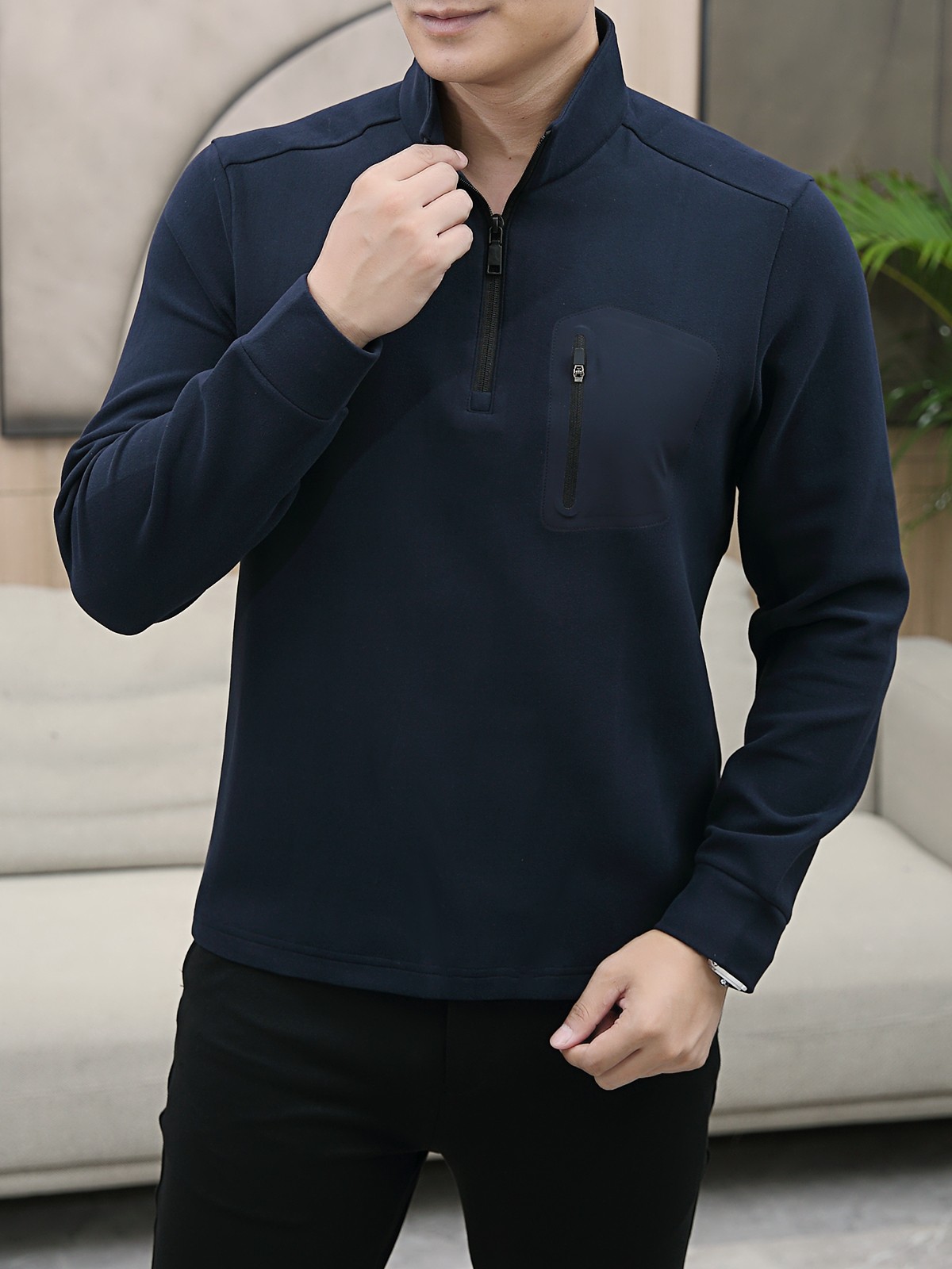 NO:734703,L autumn and winter family men's high-end simple small stand-up collar half-zip thickened air cotton long-sleeved sweatshirt, Hong Kong foreign company channel product, pure blood quality, 25 autumn and winter new style, classic trump card series!  A high-end luxury and platinum-level classic basic T-shirt. The all-over design perfectly integrates Italian aesthetics and inherits the genes of the Jay family. It takes the minimalist route and is in line with modern urban aesthetics!  The chest is decorated with the classic brand logo. The craftsmanship is exquisitely presented, and it is a soul-like existence. It effectively flaunts the brand identity and guarantees the quality of the craftsmanship!  The imported top-grade anti-pilling fabrics are imported from the customer, and the finest cotton raw materials with excellent sunlight in the Nile River area are selected. After heavy custom weaving and dyeing in a century-old workshop, the fabric is transformed into incomparable comfort. It is treated with exclusive technology and has excellent skin-friendliness. In addition, it has a full cotton feel and excellent breathability!  The details and craftsmanship are extremely exquisite, the color matching is light and versatile, suitable for all kinds of daily wear, and the mixing and matching compatibility is extremely high. It can suit any occasion, business or leisure, and it is also very fashionable when going out on the street. The wardrobe is perfect for business and leisure, and has a high attendance rate. Everyone has one piece!  Size M-3xL,,hoodie,sweatshirts,tees,t-shirt,19860909L秋冬家族男士高端简约小立领半拉链加厚空气棉长袖 卫衣,香港洋行渠道货,纯正血统品质,25年秋冬 新款,经典王牌系列！ 高端奢华且白金级的一款经典基础款T恤,通体的设计完美融合意式美学,且传承了杰家族的基因,走极简主义的路线,符合现代都市审美！ 胸口饰有经典品牌标识 工艺精美呈现,属于灵魂式的存在,有力标榜了品牌身份,以及对工艺品质的保证！ 客供进口顶级抗起球面料,甄选尼罗河区域光照极好的上等棉花原料,经过百年工坊重磅定织定染而成,将面料蜕变成无敌舒适,采用独家工艺处理 亲肤性绝佳享受,此外棉感十足,透气性优越！ 细节工艺极为考究,配色轻熟百搭,符合日常各种穿搭,混搭兼容空间极高,驾驭任何场合,商务休闲皆可,出街潮搭亦非常时尚,衣橱商务休闲绝佳的高出勤率,人手一件！尺码M-3xL,,hoodie,sweatshirts,tees，t-shirt,,Men's clothing