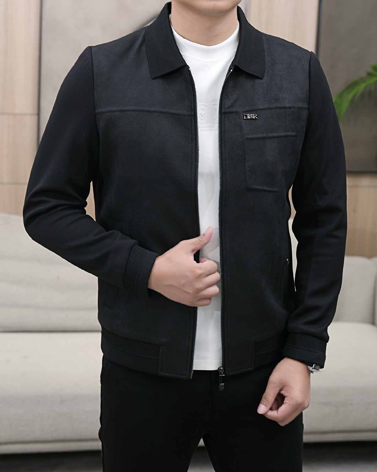 NO:734708,Dior 25 early autumn new suede lapel jacket elk leather stitching knitted sleeve jacket jacket!  Trading company channels are rare, leading official website sales!  Men's high-end urban style stand-collar jacket. A favorite among platinum-level connoisseurs!  Thermal elements are depicted, the smooth and delicate suede fabric is lined with LP original plaid fabric, a beautiful single product with unparalleled temperament!  When I encounter such an excellent product, I am willing to call it the strongest!  The style of this stand-up collar jacket is very distinctive and unique, with three-dimensional embroidery details and engraved metal pulls, showing a fashionable atmosphere, emphasizing the classic soul texture, highlighting the beauty of luxury fashion!  This style really has a natural high-street beauty, which can meet all your dressing needs and let you look down on the whole world with fashion!  Smooth and delicate suede fabric, stiff and comfortable, soft texture, simple lines and silhouettes are easy to wear with a decent and elegant texture. The suede texture has a retro feel and a strong autumn and winter flavor. The rich but unobtrusive ease shows the affinity and high-end sense of the clothing!  Heavy texture, full of exquisite details, loose and elegant, full of silhouette and layering. Excellent shape, unparalleled upper body effect, destined to be an excellent styling item for the street, and the number of repeat customers will be high!  Two colors are black and brown Size: 48-56 48 length 66 shoulder width 47 bust 112 sleeve length 63 50 length 67 shoulder width 48 bust 116 sleeve length 64 52 length 68 shoulder width 49 bust 120 sleeve length 65 54 length 69 shoulder width 50 bust 124 sleeve length 66  56 Length 70 Shoulder Width 51 Bust 128 Sleeve Length 67,,dior,loro piana,jackets & coats,jackets & coats,chamois leather,19860909迪奥 25早秋新款麂皮绒翻领夹克 麋鹿皮拼接针织袖夹克外套！贸易公司渠道稀出,领先官网发售！男士高端都市风尚立领外套.白金级品鉴心水之物！热元素刻画,顺滑细腻的麂皮绒面料,内衬LP原版格子面料,一款气质绝伦的妙曼单品！ 遇到一款如此的绝佳产物,我愿意称之其为最强！此款立领夹克的风格十分之鲜明独特,立体绣花细节,刻字金属拉头,彰显时髦气息,着重强调经典的灵魂质感,凸显奢华时尚之美！此款真的有着浑然天成的高街美感,满足你的一切穿搭所需,让你用潮流俯视整个世界！ 顺滑细腻的麂皮绒面料,挺括舒适,质地柔软,简洁的线条廓形容易穿出得体优雅的质感,麂皮绒质地具有复古感和浓浓秋冬气息的颜色,浓郁却不张扬的轻松就展现出了服装的亲和力和高级感！重磅质感,细节精致感十足,宽松有范,廓形、层次感十足.版型绝佳,上身效果无与伦比,注定属于出街的优秀造型单品,回头率爆表！ 两色入黑色 咖色 尺码:48-56 48衣长66肩宽47胸围112袖长63 50衣长67肩宽48胸围116袖长64 52衣长68肩宽49胸围120袖长65 54衣长69肩宽50胸围124袖长66 56衣长70肩宽51胸围128袖长67,,dior,loro piana,jackets & coats,jackets & coats,chamois leather,,Men's clothing