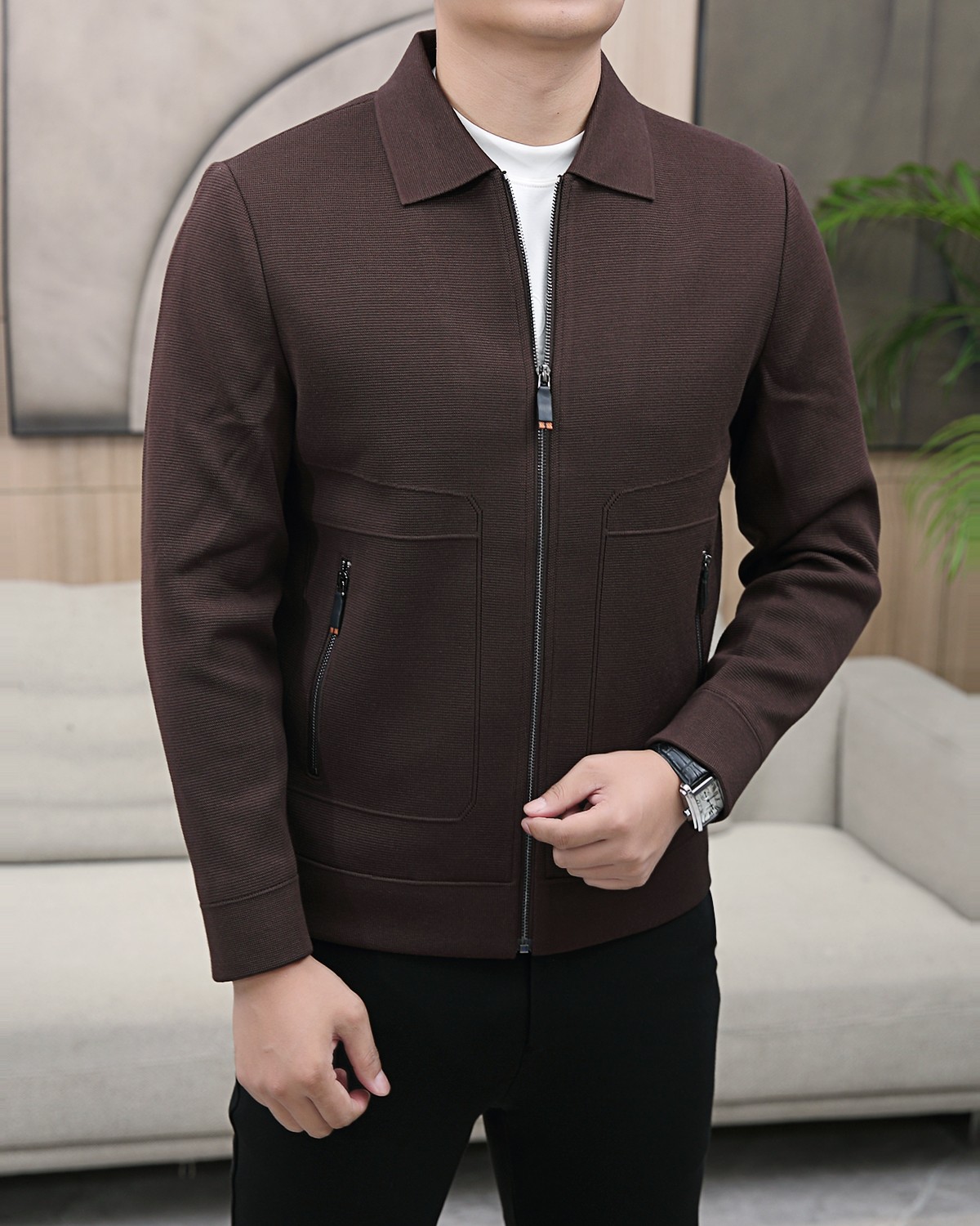 NO:734714,Ermenegildo Zegna 2025 new autumn and winter zipper knitted hooded jacket, both fashionable and practical!  This zippered hood is a must-see!  Its overall shape is simple yet fashionable, and its loose tailoring makes it easy to control no matter what your body shape is. It instantly highlights your unique temperament when you put it on. The fabric is made of high-quality materials, which is wear-resistant and wind-resistant. It can protect you from the cold in autumn and winter. It also has good breathability, so you won't feel stuffy when wearing it.  The most eye-catching thing is its zipper design, which is extremely smooth to pull without any lag, just like an 'invisible guardian' installed, silently guarding the opening and closing of the clothes. The zipper is of high quality, strong and durable, so you have no worries.  The hooded design adds a bit of casualness and casualness, and can also protect you from wind and rain in the cold wind. Whether you are commuting to work on a daily basis, or going out for shopping or outdoor activities on weekends, wearing it, you can easily become the focus of the crowd and show your fashion attitude and personality charm!  Ready for sale gray/khaki 48-56,,zegna,jackets & coats,jackets & coats,hats,19860909杰尼亚 2025秋冬新款拉链针织连帽夹克外套,时尚与实用兼备！ 这款拉链连帽一定要瞧瞧！它整体版型简约又不失时尚感,宽松的剪裁,无论你是何种身材,都能轻松驾驭,穿上瞬间凸显独特气质. 面料选用高品质材质,耐磨又抗风,在秋冬季节能为你抵御寒冷,同时透气性良好,穿着不会感到闷热. 最亮眼的就是它的拉链设计,拉起来顺滑无比,一点都不卡顿,就像给装上了一个“隐形守护者”,默默守护着衣物的开合.拉链质量上乘,坚固耐用,让你没有后顾之忧. 连帽设计增添了几分休闲与随性,还能在寒风中为你遮风挡雨.无论是日常上班通勤,还是周末出门逛街、户外活动,穿上它,你都能轻松成为人群中的焦点,展现自己的时尚态度与个性魅力！ 现货发售灰色/卡其48-56,,zegna,jackets & coats,jackets & coats,hats,,Men's clothing