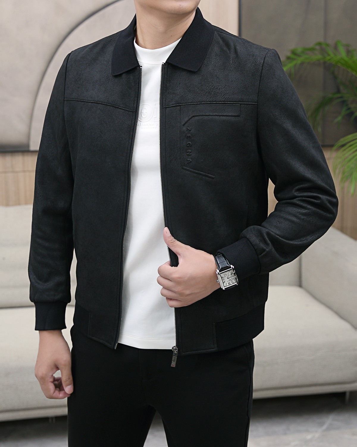 NO:734726,Ermenegildo Zegna 25 new suede lapel jacket and elk leather jacket for early autumn!  Trading company channels are rare, leading official website sales!  Men's high-end urban style stand-collar jacket. A favorite among platinum-level connoisseurs!  Characterized by thermal elements, smooth and delicate suede fabric, lined with original fabric, a wonderful piece with unparalleled temperament!  When I encounter such an excellent product, I am willing to call it the strongest!  The style of this stand-up collar jacket is very distinctive and unique, with three-dimensional embroidery details and engraved metal pulls, showing a fashionable atmosphere, emphasizing the classic soul texture, highlighting the beauty of luxury fashion!  This style really has a natural high-street beauty, which can meet all your dressing needs and let you look down on the whole world with fashion!  Smooth and delicate suede fabric, stiff and comfortable, soft texture, simple lines and silhouettes are easy to wear with a decent and elegant texture. The suede texture has a retro feel and a strong autumn and winter flavor. The rich but unobtrusive ease shows the affinity and high-end sense of the clothing!  Heavy texture, full of exquisite details, loose and elegant, full of silhouette and layering. Excellent shape, unparalleled upper body effect, destined to be an excellent styling item for the street, and the number of repeat customers will be high!  Two colors: black, brown, blue Size: 48-56 48 length 66 shoulder width 47 bust 112 sleeve length 63 50 length 67 shoulder width 48 bust 116 sleeve length 64 52 length 68 shoulder width 49 bust 120 sleeve length 65 54 length 69 shoulder width 50 bust 124 sleeve length 66  56 length 70 shoulder width 51 bust 128 sleeve length 67,,zegna,jackets & coats,jackets & coats,chamois leather,19860909杰尼亚 25早秋新款麂皮绒翻领夹克 麋鹿皮夹克外套！贸易公司渠道稀出,领先官网发售！男士高端都市风尚立领外套.白金级品鉴心水之物！热元素刻画,顺滑细腻的麂皮绒面料,内衬原版面料,一款气质绝伦的妙曼单品！ 遇到一款如此的绝佳产物,我愿意称之其为最强！此款立领夹克的风格十分之鲜明独特,立体绣花细节,刻字金属拉头,彰显时髦气息,着重强调经典的灵魂质感,凸显奢华时尚之美！此款真的有着浑然天成的高街美感,满足你的一切穿搭所需,让你用潮流俯视整个世界！ 顺滑细腻的麂皮绒面料,挺括舒适,质地柔软,简洁的线条廓形容易穿出得体优雅的质感,麂皮绒质地具有复古感和浓浓秋冬气息的颜色,浓郁却不张扬的轻松就展现出了服装的亲和力和高级感！重磅质感,细节精致感十足,宽松有范,廓形、层次感十足.版型绝佳,上身效果无与伦比,注定属于出街的优秀造型单品,回头率爆表！ 两色入黑色 咖色 蓝色 尺码:48-56 48衣长66肩宽47胸围112袖长63 50衣长67肩宽48胸围116袖长64 52衣长68肩宽49胸围120袖长65 54衣长69肩宽50胸围124袖长66 56衣长70肩宽51胸围128袖长67,,zegna,jackets & coats,jackets & coats,chamois leather,,Men's clothing