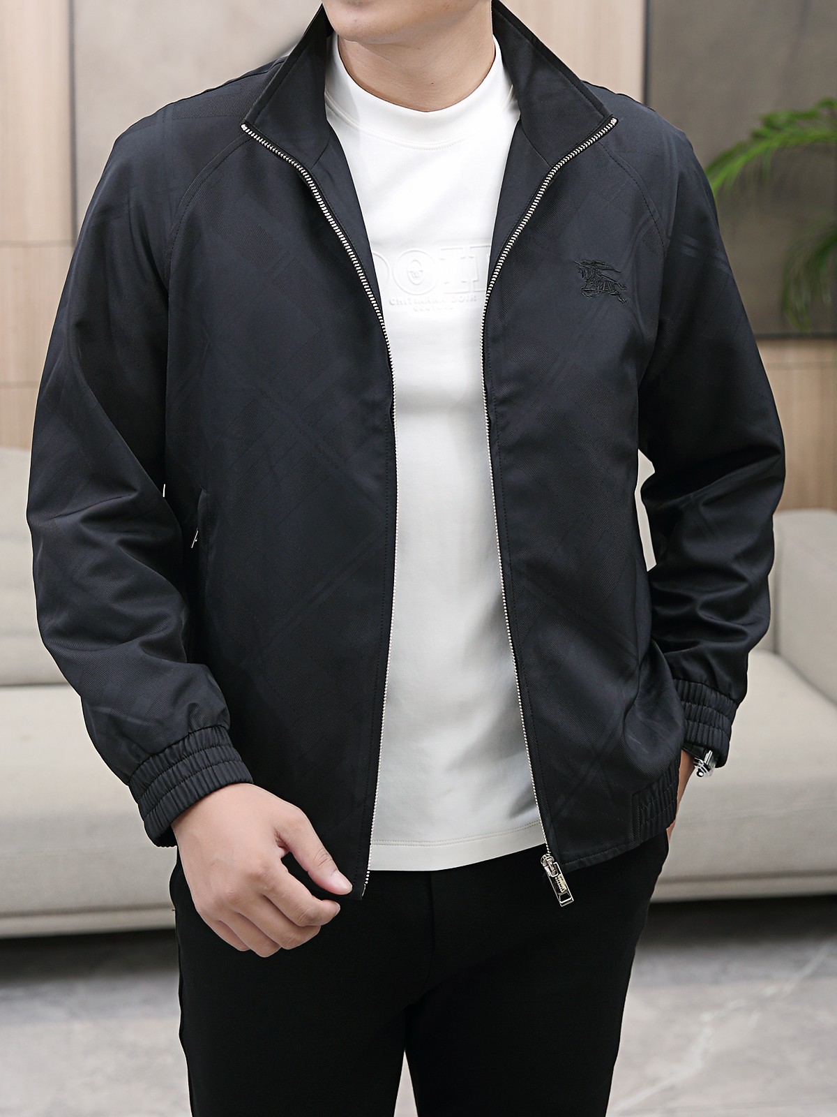 NO:734720,Burberry's latest 25ss jacket, handsome and stylish design!  A versatile must-have item, a trendy fashion brand, it can easily create a cool and handsome atmosphere, with a full sense of high-end. The low-key yet fashionable contrasting color design is particularly eye-catching. The loose fit is versatile and can be worn by any figure!  The original customized imported memory silk fabric is light and breathable!  A full set of mold opening hardware accessories. The quality of workmanship depends on the details!  Sizes M-3XL, three complete sizes, burberry, jackets & coats, jackets & coats,19860909巴宝莉 25ss最新品 夹克外套,设计帅气有型！百搭必备单品,时尚潮牌, 轻松营造酷帅氛围感 ,高级感满满,在低调又时髦撞色设计特别吸睛,宽松版型百搭人,任何身材都能驾驭！原版定制进口记忆丝面料质感轻盈透气！全套开模五金配件.做工品质看细节！ 尺码M-3XL 三标齐全,,burberry,jackets & coats,jackets & coats,,Men's clothing