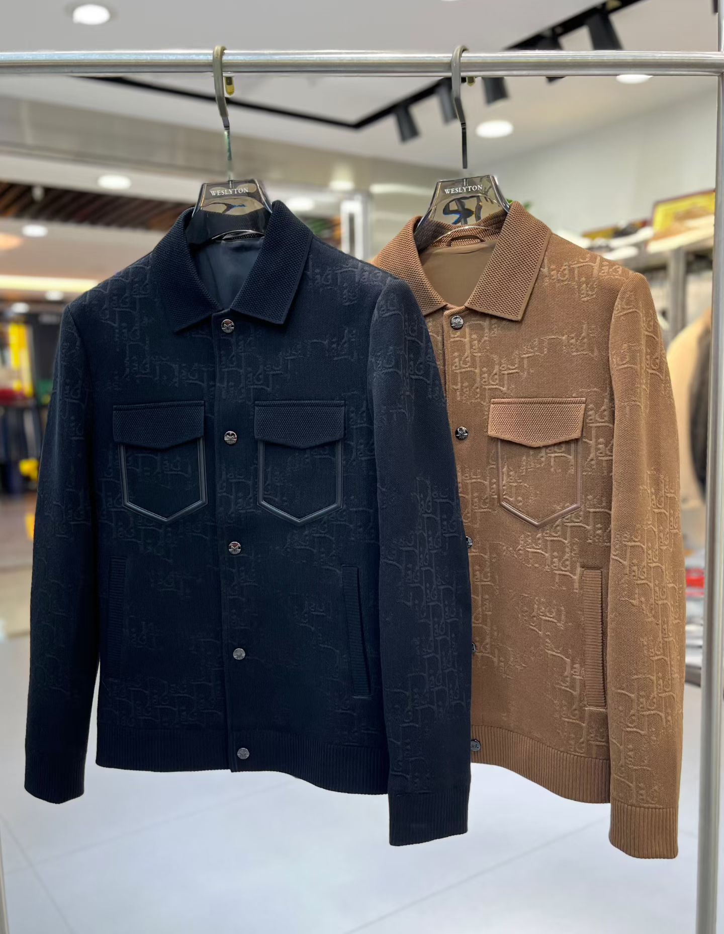 NO:734779,Dior's new 2025 autumn and winter zipper knitted hooded jacket is both fashionable and practical!  This zippered hood is a must-see!  Its overall shape is simple yet fashionable, and its loose tailoring makes it easy to control no matter what your body shape is. It instantly highlights your unique temperament when you put it on. The fabric is made of high-quality materials, which is wear-resistant and wind-resistant. It can protect you from the cold in autumn and winter. It also has good breathability, so you won't feel stuffy when wearing it.  The most eye-catching thing is its zipper design, which is extremely smooth to pull without any lag, just like an 'invisible guardian' installed, silently guarding the opening and closing of the clothes. The zipper is of high quality, strong and durable, so you have no worries.  The hooded design adds a bit of casualness and casualness, and can also protect you from wind and rain in the cold wind. Whether you are commuting to work on a daily basis, or going out for shopping or outdoor activities on weekends, wearing it, you can easily become the focus of the crowd and show your fashion attitude and personality charm!  Available now in black/khaki 48-56,,dior,jackets & coats,jackets & coats,hats,19860909迪奥 2025秋冬新款拉链针织连帽夹克外套,时尚与实用兼备！ 这款拉链连帽一定要瞧瞧！它整体版型简约又不失时尚感,宽松的剪裁,无论你是何种身材,都能轻松驾驭,穿上瞬间凸显独特气质. 面料选用高品质材质,耐磨又抗风,在秋冬季节能为你抵御寒冷,同时透气性良好,穿着不会感到闷热. 最亮眼的就是它的拉链设计,拉起来顺滑无比,一点都不卡顿,就像给装上了一个“隐形守护者”,默默守护着衣物的开合.拉链质量上乘,坚固耐用,让你没有后顾之忧. 连帽设计增添了几分休闲与随性,还能在寒风中为你遮风挡雨.无论是日常上班通勤,还是周末出门逛街、户外活动,穿上它,你都能轻松成为人群中的焦点,展现自己的时尚态度与个性魅力！ 现货发售黑色/卡其48-56,,dior,jackets & coats,jackets & coats,hats,,Men's clothing