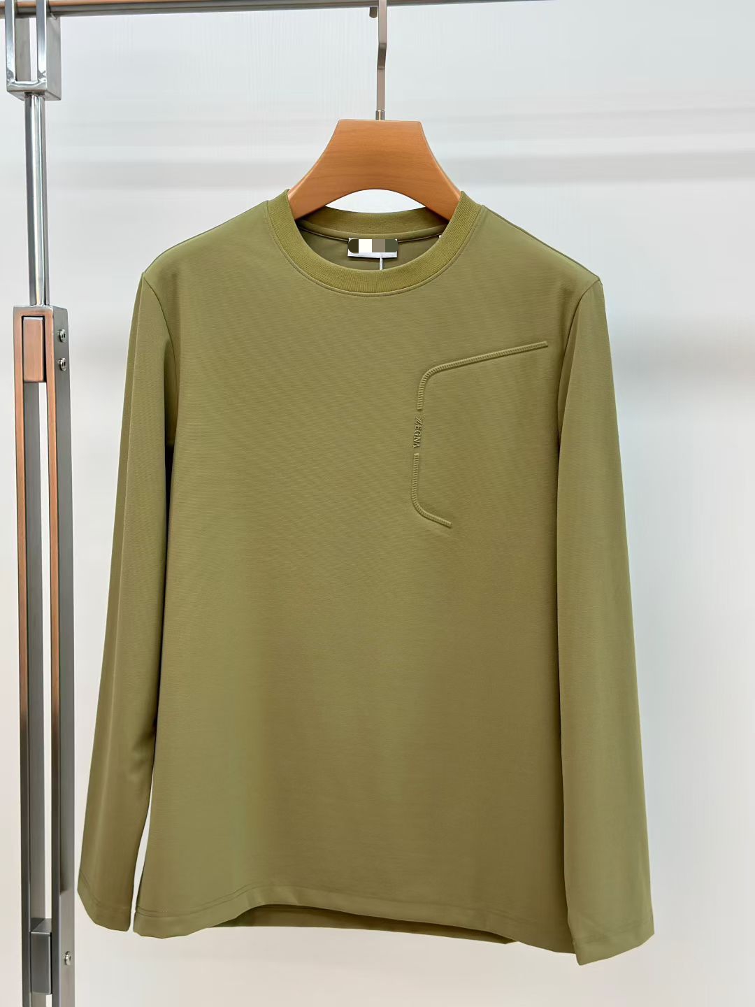 NO:734788,Ermenegildo Zegna's 2025 spring and summer new thick long-sleeved T-shirt with letters on the front; customized fabrics can greatly improve warmth retention, and can be comfortable and soft, three-dimensional cutting design, original letter pattern on the chest, and serial digital printing technology on the back and bottom!  The cuffs have the same wool label patch embroidery as always!  All three standards are complete!  Size M-3XL,,zegna,tees,t-shirt,19860909杰尼亚 2025春夏新品厚款前幅字母长袖T恤；定制面料可以更大幅度的提高保暖性,并且能够做到舒适柔软,立体裁剪设计,胸前原版字母图案,后幅下脚连串数字印花工艺！袖口一如既往的羊毛标贴布刺绣！三标齐全！尺码 M-3XL,,zegna,tees，t-shirt,,Men's clothing