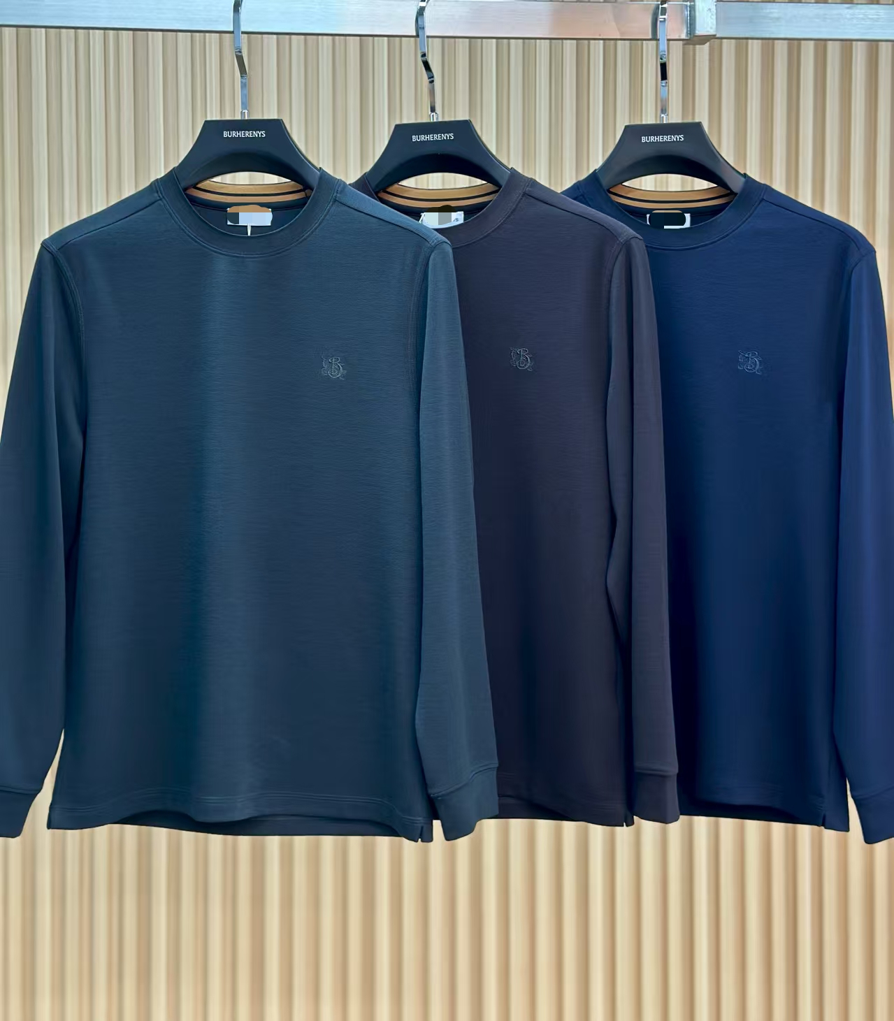 NO:734785,BBR Burberry's new early autumn debut counter, the latest long-sleeved round neck wool T-shirt, high-end custom design, avant-garde and fashionable!  Brand logo craft design. High-end customized long-staple cotton fabric. Soft to the touch. Comfortable to wear. Exquisite stitching at the counter level. Fine workmanship. The upper body effect is incomparably handsome!  A must-have item for a stylish man!  Size M-3XL,,burberry,tees,t-shirt,19860909BBR 巴宝莉 早秋新款首发专柜最新款长袖圆领羊毛T恤 高端订制 设计前卫时尚！品牌logo工艺设计 高端定制长绒棉面料.手感柔软.穿着舒适.专柜级别精致车线.做工精细.上身效果无敌帅气！型男必备单品！ 码数M-3XL,,burberry,tees，t-shirt,,Men's clothing