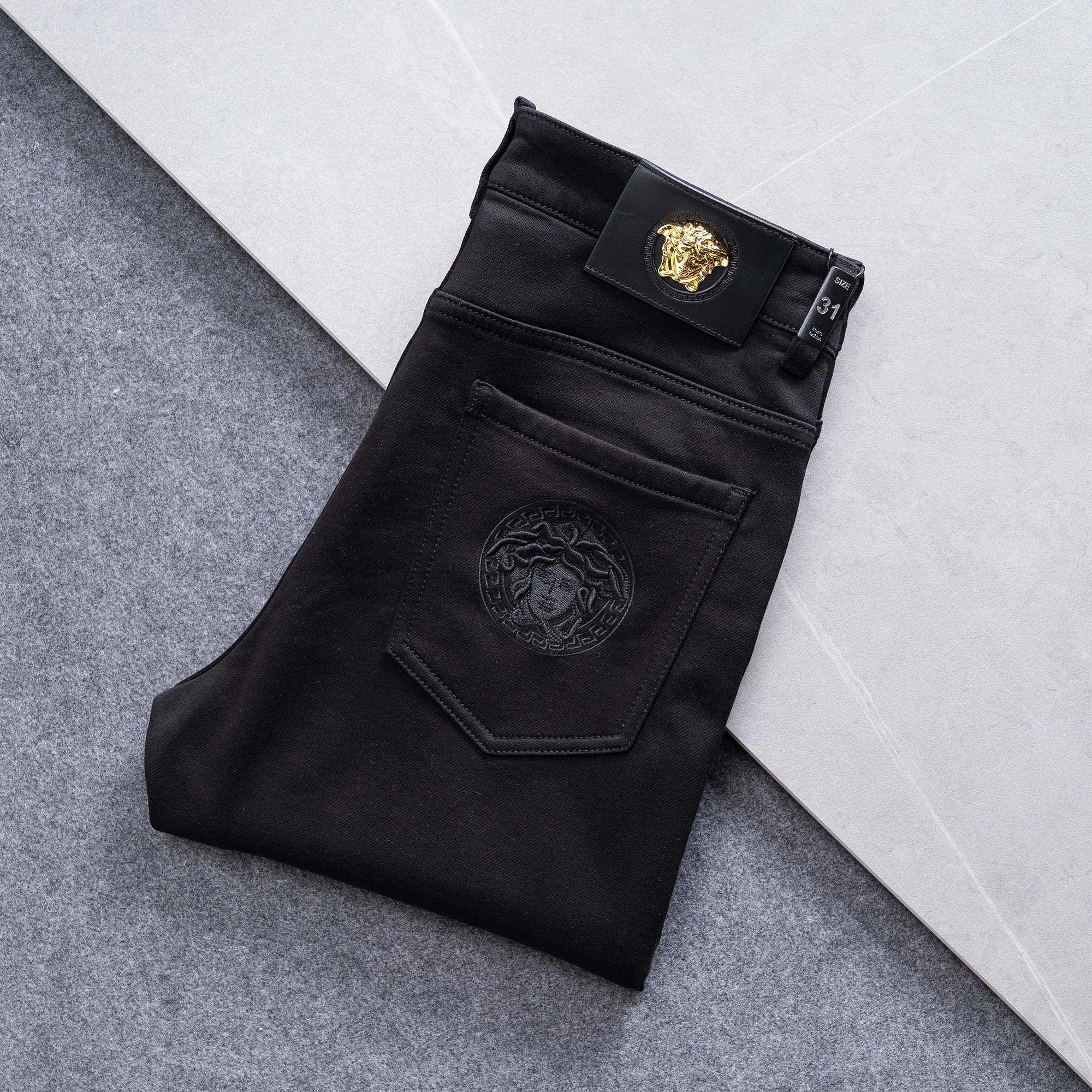 NO:734786,Versace men's denim jeans, official album and poster outfit style!  High-grade imported denim raw color fabrics are supplied to customers, and the pure 13oz denim fabrics from Okayama, Japan are specially selected. Heavy-duty environmentally friendly plant enzyme washing process is used. The texture has a light retro color, which is quite beautiful and is very suitable for autumn and winter color matching. The fabric is soft and delicate after washing, but has strong bones and a slight stretch, providing an excellent comfortable experience. There is no damage from any technological elements throughout the body, retaining the purest tannin color!  The details throughout the body are perfect, exquisite and sophisticated. The latest leather label on the waist highlights the brand's characteristics. The hardware accessories, leather label and wiring all reflect the craftsmanship!  The silhouette is perfectly tailored and has excellent butt lift and slimming effect. It can be easily matched with any top in the wardrobe. It has wide compatibility and is suitable for various daily wear. The upper body is full of style. It is a must-have trousers for those who are obsessed with quality control and 1V!  Size 29-38 No 37,,versace,jeans,19860909范思哲 男士丹宁牛仔裤,官宣画册海报穿搭款！ 客供高级进口的丹宁原色面料,特选日本冈山纯正13oz 盎司牛仔布料,重磅环保植物酵素水洗工艺,肌理有着淡淡的复古色彩,相当漂亮,极符合秋冬的配色,面料经过水洗后柔软细腻,但筋骨感极强,且略带弹力,提供了绝佳的舒适体验,通身无任何工艺元素破坏,保留了最纯粹的丹宁本色！通身细节完美如斯,精湛且考究,最新的腰部皮标彰显了品牌特质,五金配件、皮标、走线无不体现出匠心工艺！版型剪裁完美,提臀修身效果绝佳,可轻松横扫衣橱任何的上装搭配,兼容性广泛,满足于日常各种穿搭,上身型款十足,于品质控及1V迷控者必入型裤装！ 尺码29-38 无37,,versace,jeans,,Men's clothing