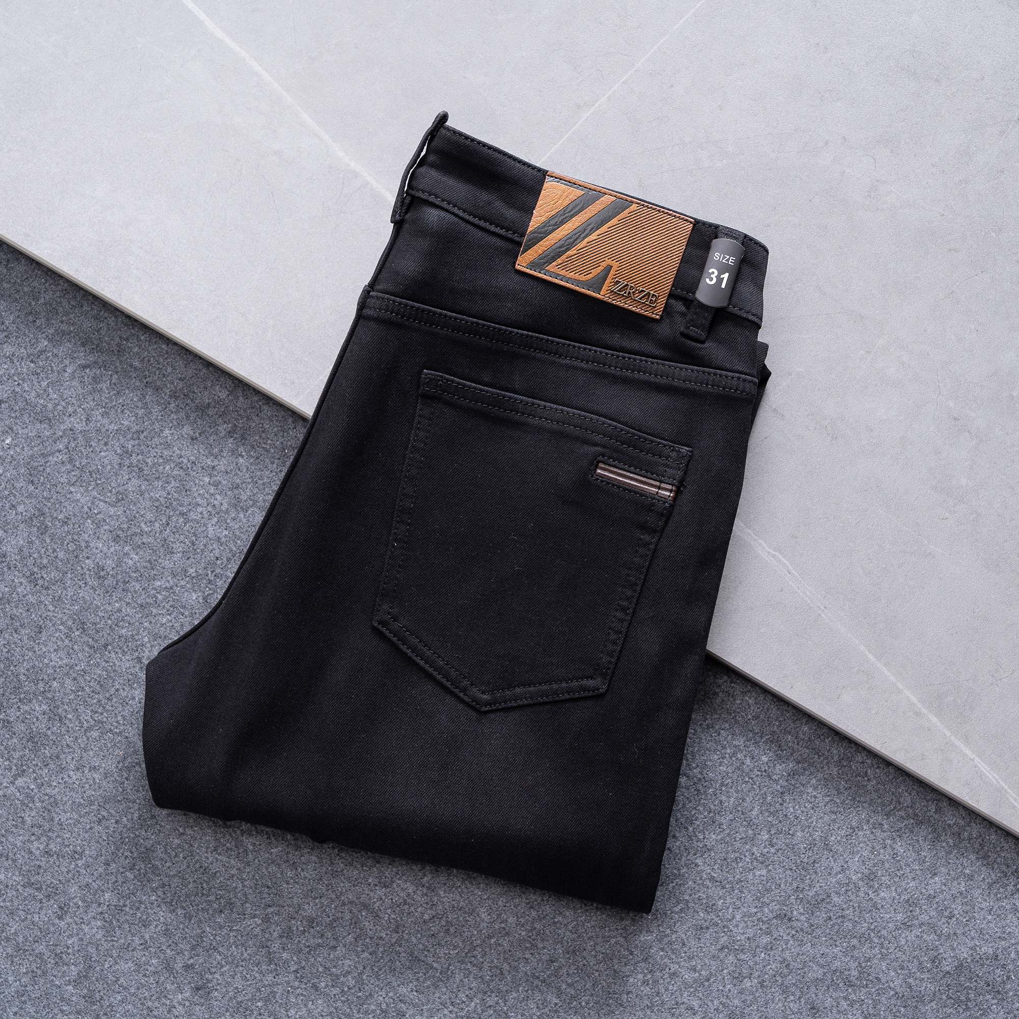 NO:600829,Ermenegildo Zegna men's denim jeans, official album and poster wear style!  High-grade imported denim raw color fabrics are supplied to customers, and the pure 13oz denim fabrics from Okayama, Japan are specially selected. Heavy-duty environmentally friendly plant enzyme washing process is used. The texture has a light retro color, which is quite beautiful and is very suitable for autumn and winter color matching. The fabric is soft and delicate after washing, but has strong bones and a slight stretch, providing an excellent comfortable experience. There is no damage from any technological elements throughout the body, retaining the purest tannin color!  The details throughout the body are perfect, exquisite and sophisticated. The latest leather label on the waist highlights the brand's characteristics. The hardware accessories, leather label and wiring all reflect the craftsmanship!  The silhouette is perfectly tailored and has excellent butt lift and slimming effect. It can be easily matched with any top in the wardrobe. It has wide compatibility and is suitable for various daily wear. The upper body is full of style. It is a must-have trousers for those who are obsessed with quality control and 1V!  Size 29-38 No 37,,zegna,jeans,alexander wang19860909杰尼亚 男士丹宁牛仔裤,官宣画册海报穿搭款！ 客供高级进口的丹宁原色面料,特选日本冈山纯正13oz 盎司牛仔布料,重磅环保植物酵素水洗工艺,肌理有着淡淡的复古色彩,相当漂亮,极符合秋冬的配色,面料经过水洗后柔软细腻,但筋骨感极强,且略带弹力,提供了绝佳的舒适体验,通身无任何工艺元素破坏,保留了最纯粹的丹宁本色！通身细节完美如斯,精湛且考究,最新的腰部皮标彰显了品牌特质,五金配件、皮标、走线无不体现出匠心工艺！版型剪裁完美,提臀修身效果绝佳,可轻松横扫衣橱任何的上装搭配,兼容性广泛,满足于日常各种穿搭,上身型款十足,于品质控及1V迷控者必入型裤装！ 尺码29-38 无37,,zegna,jeans,alexander wang,Men's clothing