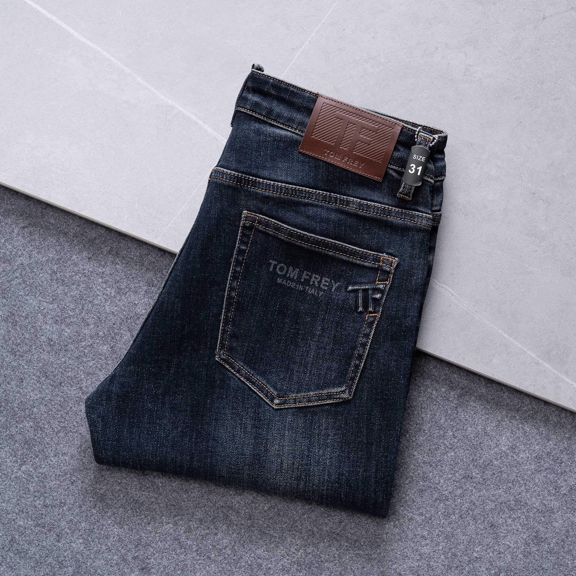 NO:600832,TF men's denim jeans, official album and poster outfit style!  High-grade imported denim raw color fabrics are supplied to customers, and the pure 13oz denim fabrics from Okayama, Japan are specially selected. Heavy-duty environmentally friendly plant enzyme washing process is used. The texture has a light retro color, which is quite beautiful and is very suitable for autumn and winter color matching. The fabric is soft and delicate after washing, but has strong bones and a slight stretch, providing an excellent comfortable experience. There is no damage from any technological elements throughout the body, retaining the purest tannin color!  The details throughout the body are perfect, exquisite and sophisticated. The latest leather label on the waist highlights the brand's characteristics. The hardware accessories, leather label and wiring all reflect the craftsmanship!  The silhouette is perfectly tailored and has excellent butt lift and slimming effect. It can be easily matched with any top in the wardrobe. It has wide compatibility and is suitable for various daily wear. The upper body is full of style. It is a must-have trousers for those who are obsessed with quality control and 1V!  Size 29-38 No 37,,tom ford,jeans,alexander wang19860909TF 男士丹宁牛仔裤,官宣画册海报穿搭款！ 客供高级进口的丹宁原色面料,特选日本冈山纯正13oz 盎司牛仔布料,重磅环保植物酵素水洗工艺,肌理有着淡淡的复古色彩,相当漂亮,极符合秋冬的配色,面料经过水洗后柔软细腻,但筋骨感极强,且略带弹力,提供了绝佳的舒适体验,通身无任何工艺元素破坏,保留了最纯粹的丹宁本色！通身细节完美如斯,精湛且考究,最新的腰部皮标彰显了品牌特质,五金配件、皮标、走线无不体现出匠心工艺！版型剪裁完美,提臀修身效果绝佳,可轻松横扫衣橱任何的上装搭配,兼容性广泛,满足于日常各种穿搭,上身型款十足,于品质控及1V迷控者必入型裤装！ 尺码29-38 无37,,tom ford,jeans,alexander wang,Men's clothing