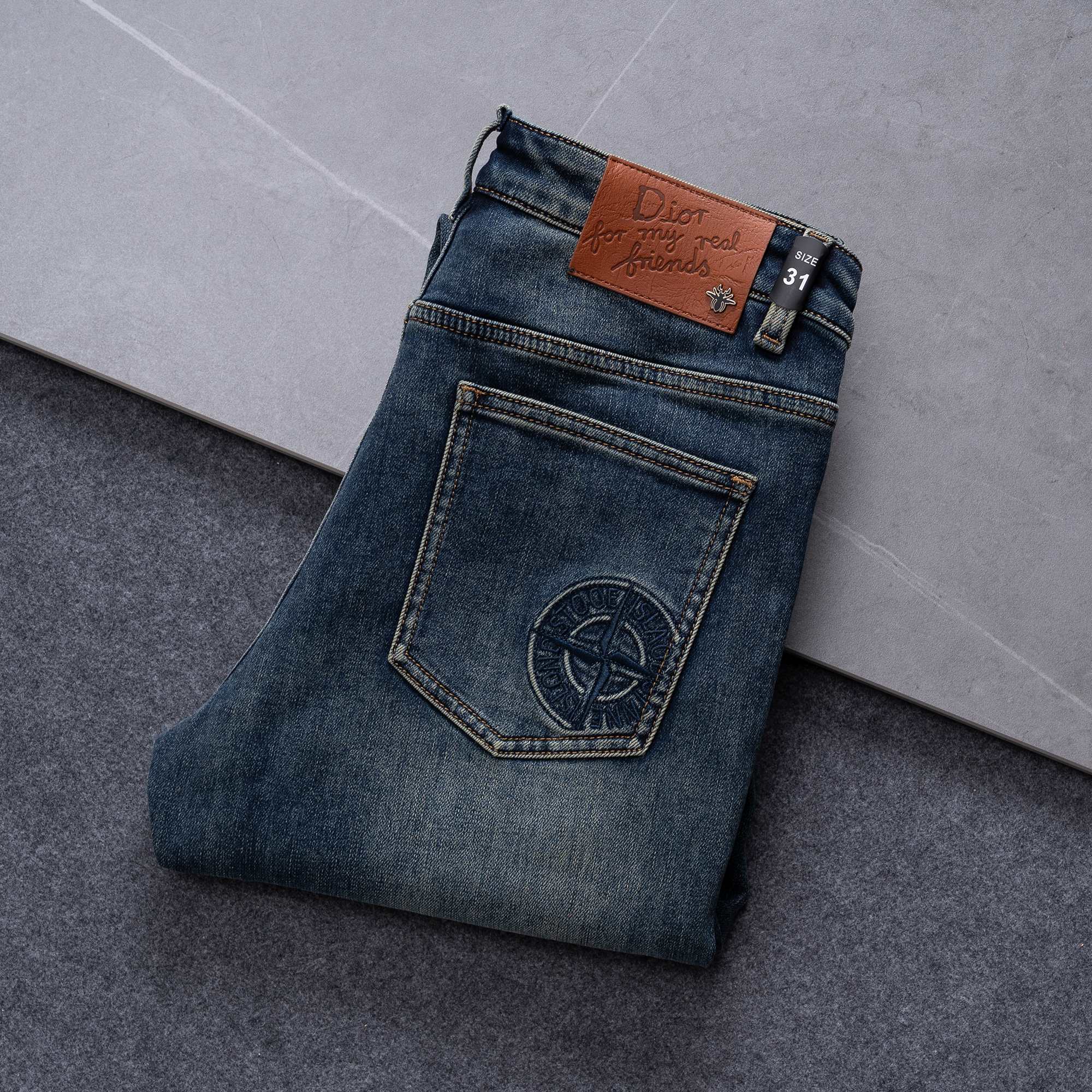 NO:600822,Dior men's denim jeans, official album and poster outfit style!  High-grade imported denim raw color fabrics are supplied to customers, and the pure 13oz denim fabrics from Okayama, Japan are specially selected. Heavy-duty environmentally friendly plant enzyme washing process is used. The texture has a light retro color, which is quite beautiful and is very suitable for autumn and winter color matching. The fabric is soft and delicate after washing, but has strong bones and a slight stretch, providing an excellent comfortable experience. There is no damage from any technological elements throughout the body, retaining the purest tannin color!  The details throughout the body are perfect, exquisite and sophisticated. The latest leather label on the waist highlights the brand's characteristics. The hardware accessories, leather label and wiring all reflect the craftsmanship!  The silhouette is perfectly tailored and has excellent butt lift and slimming effect. It can be easily matched with any top in the wardrobe. It has wide compatibility and is suitable for various daily wear. The upper body is full of style. It is a must-have trousers for those who are obsessed with quality control and 1V!  Size 29-38 No 37,,dior,jeans,alexander wang19860909迪奥 男士丹宁牛仔裤,官宣画册海报穿搭款！ 客供高级进口的丹宁原色面料,特选日本冈山纯正13oz 盎司牛仔布料,重磅环保植物酵素水洗工艺,肌理有着淡淡的复古色彩,相当漂亮,极符合秋冬的配色,面料经过水洗后柔软细腻,但筋骨感极强,且略带弹力,提供了绝佳的舒适体验,通身无任何工艺元素破坏,保留了最纯粹的丹宁本色！通身细节完美如斯,精湛且考究,最新的腰部皮标彰显了品牌特质,五金配件、皮标、走线无不体现出匠心工艺！版型剪裁完美,提臀修身效果绝佳,可轻松横扫衣橱任何的上装搭配,兼容性广泛,满足于日常各种穿搭,上身型款十足,于品质控及1V迷控者必入型裤装！ 尺码29-38 无37,,dior,jeans,alexander wang,Men's clothing