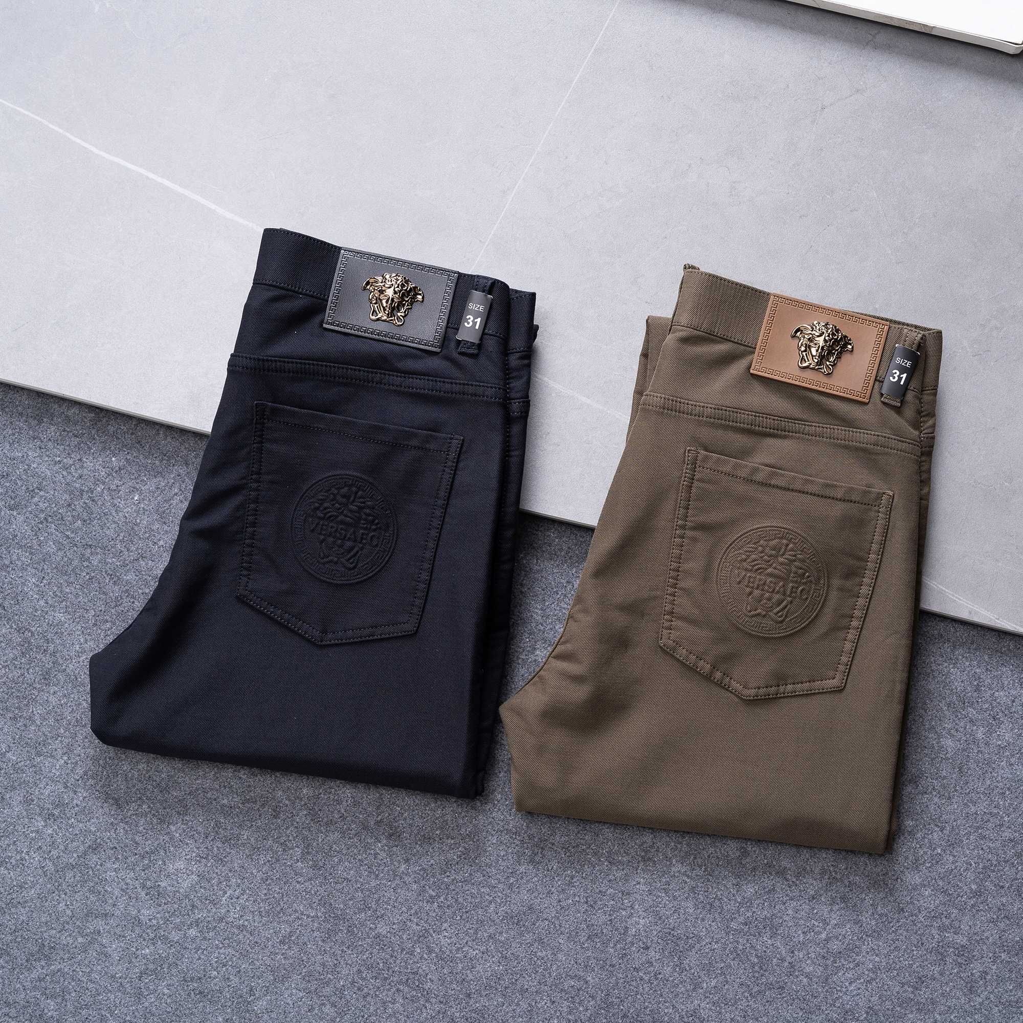 NO:600824,Versace men's denim jeans, official album and poster style!  High-grade imported denim raw color fabrics are supplied to customers, and the pure 13oz denim fabrics from Okayama, Japan are specially selected. Heavy-duty environmentally friendly plant enzyme washing process is used. The texture has a light retro color, which is quite beautiful and is very suitable for autumn and winter color matching. The fabric is soft and delicate after washing, but has strong bones and a slight stretch, providing an excellent comfortable experience. There is no damage from any technological elements throughout the body, retaining the purest tannin color!  The details throughout the body are perfect, exquisite and sophisticated. The latest leather label on the waist highlights the brand's characteristics. The hardware accessories, leather label and wiring all reflect the craftsmanship!  The silhouette is perfectly tailored and has excellent butt lift and slimming effect. It can be easily matched with any top in the wardrobe. It has wide compatibility and is suitable for various daily wear. The upper body is full of style. It is a must-have trousers for those who are obsessed with quality control and 1V!  Size 29-38 No 37,versace,jeans,alexander wang19860909范思哲 男士丹宁牛仔裤,官宣画册海报穿搭款！ 客供高级进口的丹宁原色面料,特选日本冈山纯正13oz 盎司牛仔布料,重磅环保植物酵素水洗工艺,肌理有着淡淡的复古色彩,相当漂亮,极符合秋冬的配色,面料经过水洗后柔软细腻,但筋骨感极强,且略带弹力,提供了绝佳的舒适体验,通身无任何工艺元素破坏,保留了最纯粹的丹宁本色！通身细节完美如斯,精湛且考究,最新的腰部皮标彰显了品牌特质,五金配件、皮标、走线无不体现出匠心工艺！版型剪裁完美,提臀修身效果绝佳,可轻松横扫衣橱任何的上装搭配,兼容性广泛,满足于日常各种穿搭,上身型款十足,于品质控及1V迷控者必入型裤装！ 尺码29-38 无37,,versace,jeans,alexander wang,Men's clothing