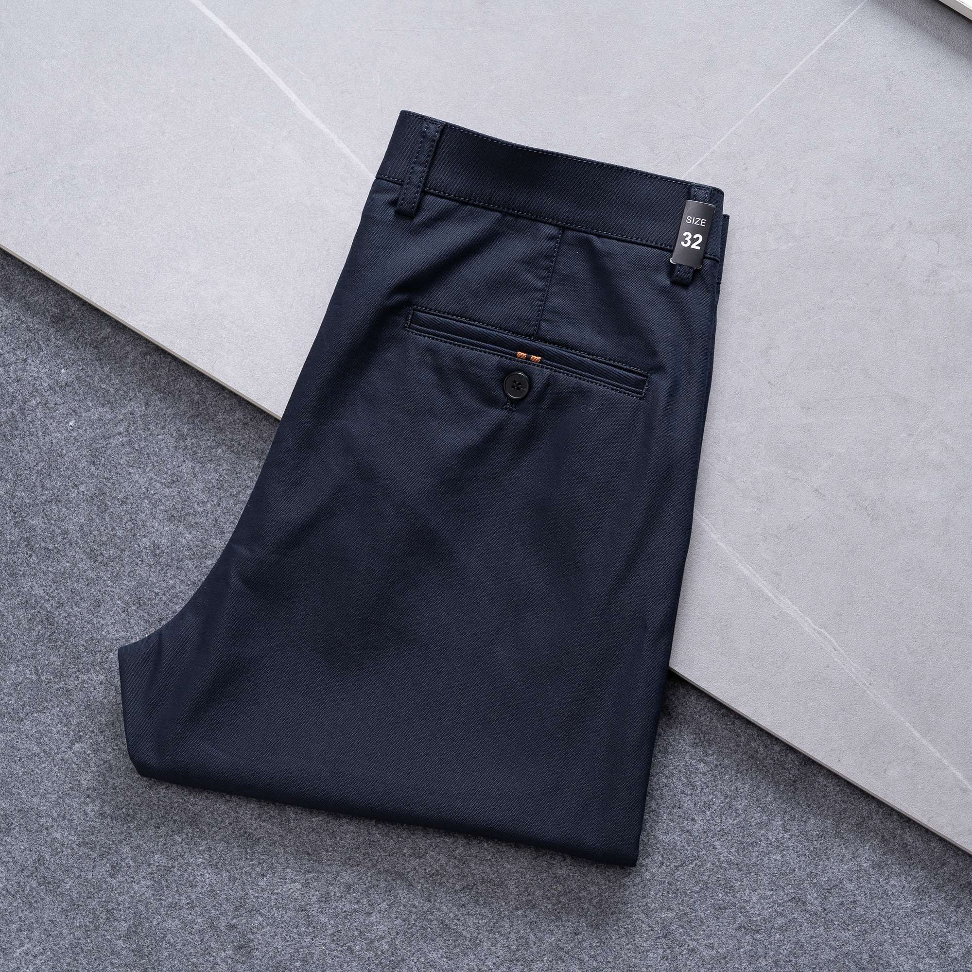 NO:734789,Ermenegildo Zegna's 2025 autumn and winter counter new style, fashionable and elegant men's custom-made, top-quality original spring and summer slim straight-leg trousers and casual pants. The style design series is enough to shock the eye. As a typical signature item of the brand, it is an indispensable item for men's wardrobe. It is fashionable and business-oriented and has a more luxurious style. The imported fine cotton fabrics are selected, and the materials are very unique. The feel is delicate, soft, comfortable and breathable. The style is simple and fashionable, and the visual quality is superb. It is the first choice for urban high-end people.  Size 29～38,,zegna,19860909杰尼亚 2025秋冬专柜新款 时尚优雅男士定制 顶级原单春夏修身小直脚西裤休闲裤. 款式设计系列都足以震撼眼球,作为该品牌的典型招牌单品,男士衣柜不可缺少的一款单品,时尚兼商务更显奢华风度,精选进口精棉面料,用料十分独到,手感细腻柔软舒适透气,版型简约时尚不挑人,视觉质感超级赞,都市高端人士首选. 尺码29～38,,zegna,,Men's clothing